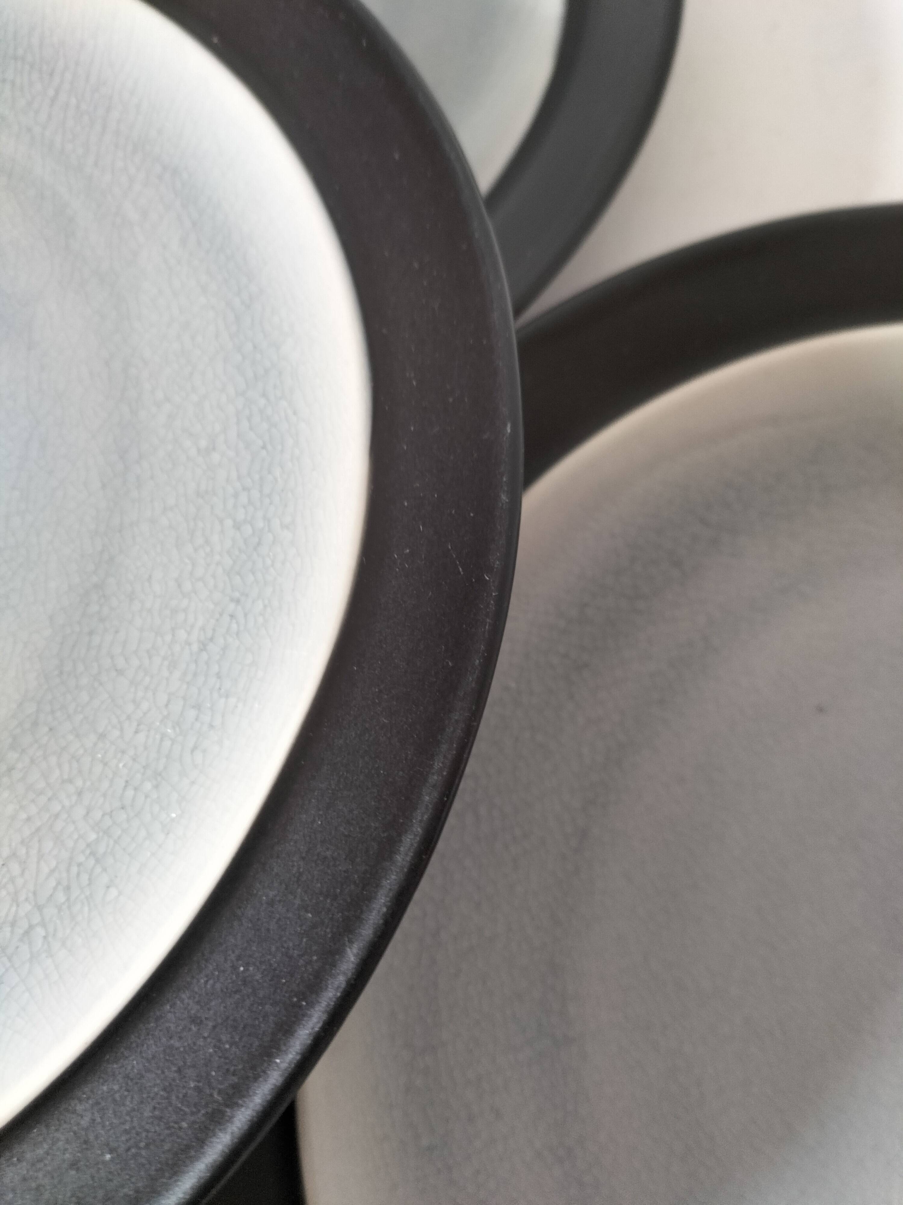 Set of 4 two-tone flat plates with a crackled effect.