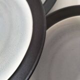 Set of 4 two-tone flat plates with a crackled effect.