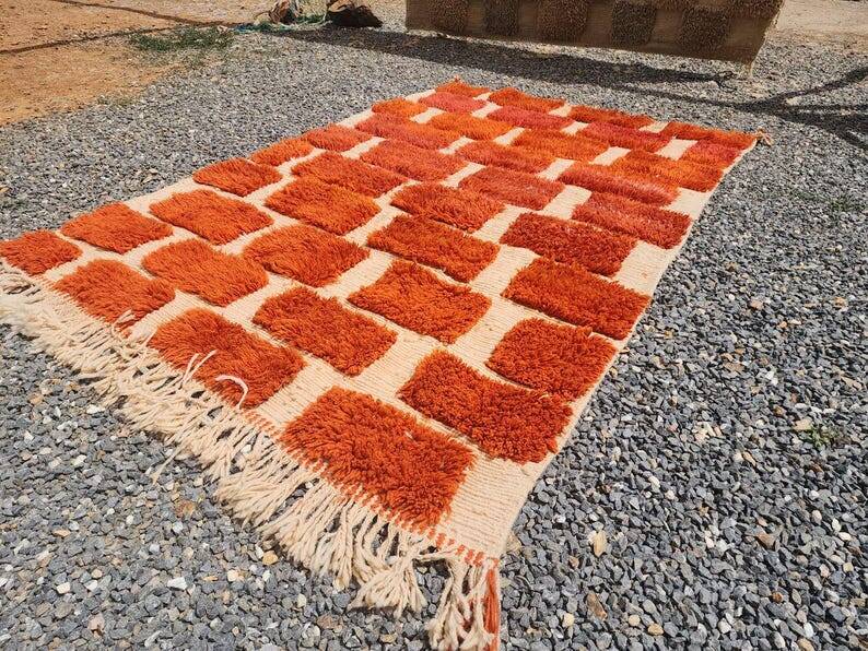 Large Moroccan Berber rug in orange and ecru wool, 400 x 300 cm.