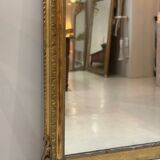 Miroir ancien de style Louis XVI, doré à la feuille