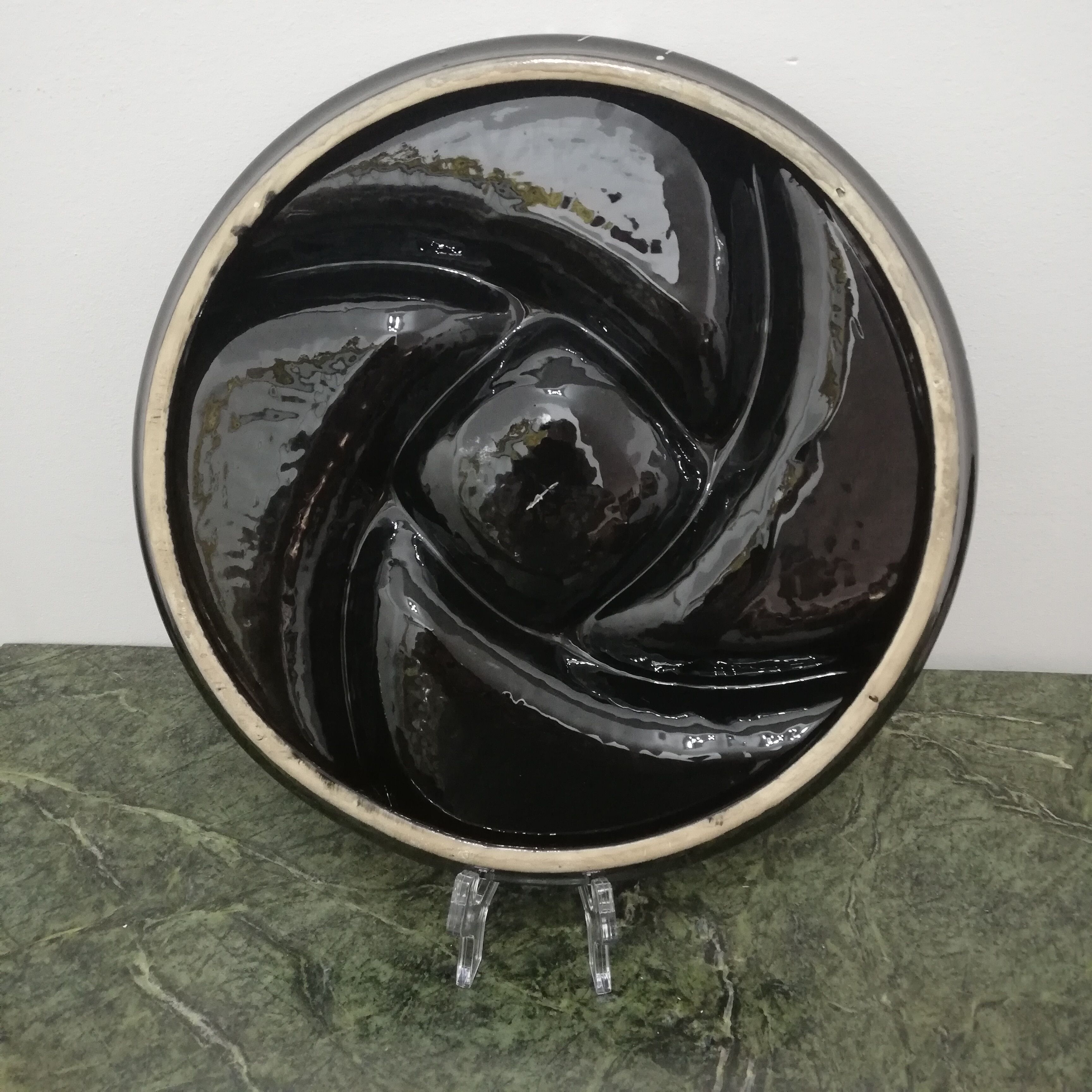 Compartmentalized ceramic plate