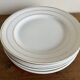 Set of 8 modernist flat plates in fine earthenware with pure gold trim, 1930.