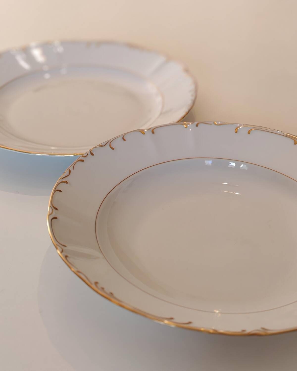 Flat dish and deep dish in porcelain