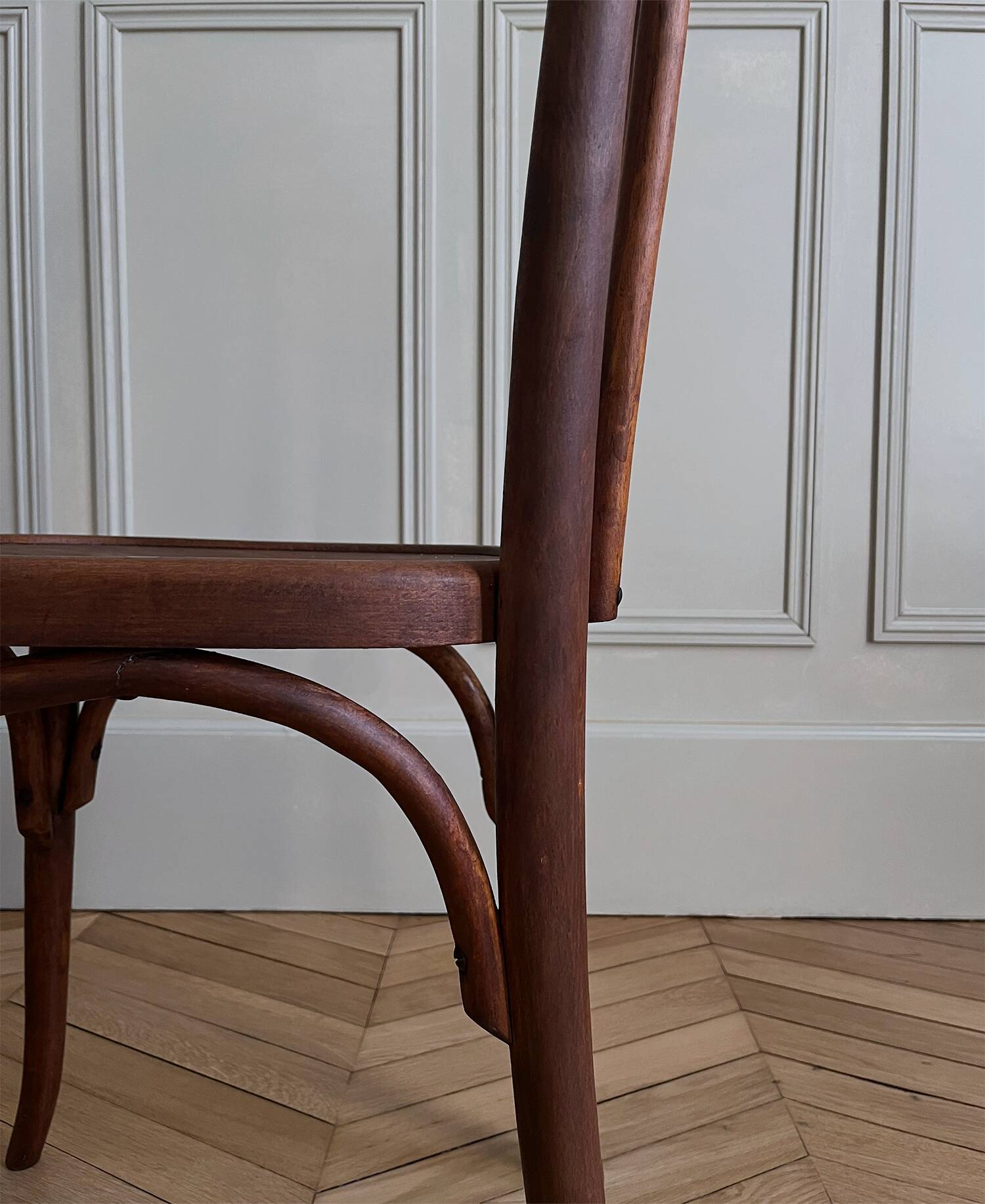 Chaises de style bistrot parisien