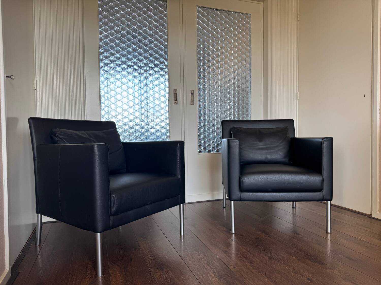 2 fauteuils de salon modernistes allemands en cuir noir et acier de Walter Knoll