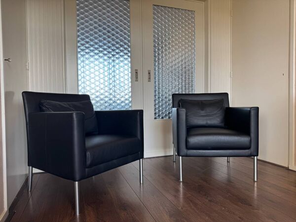 2 fauteuils de salon modernistes allemands en cuir noir et acier de Walter Knoll