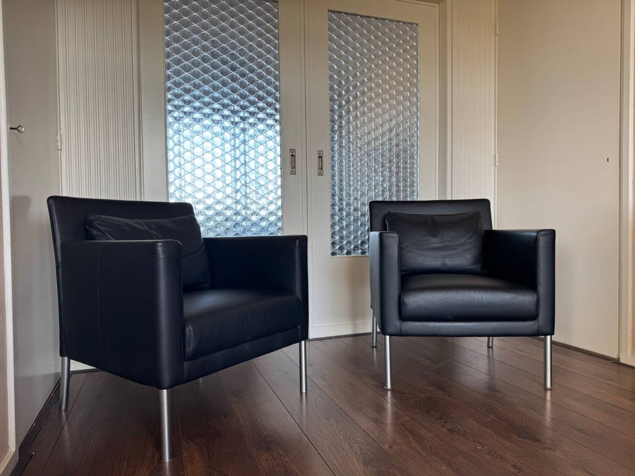 2 fauteuils de salon modernistes allemands en cuir noir et acier de Walter Knoll