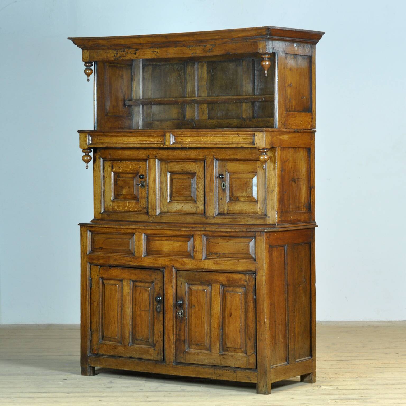 Oak tridarn cabinet, circa 1710