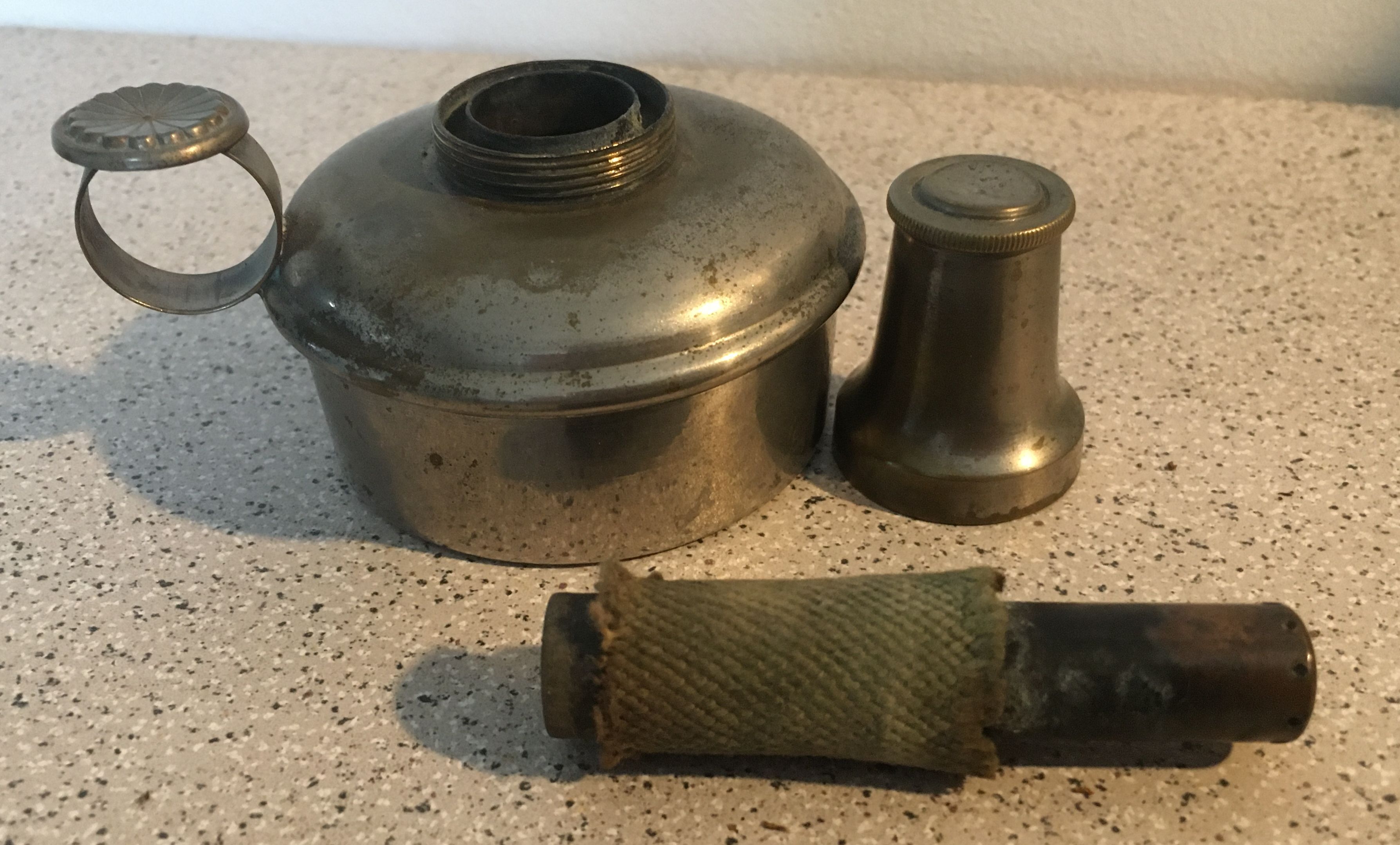 Small gasoline lamp with metal finger