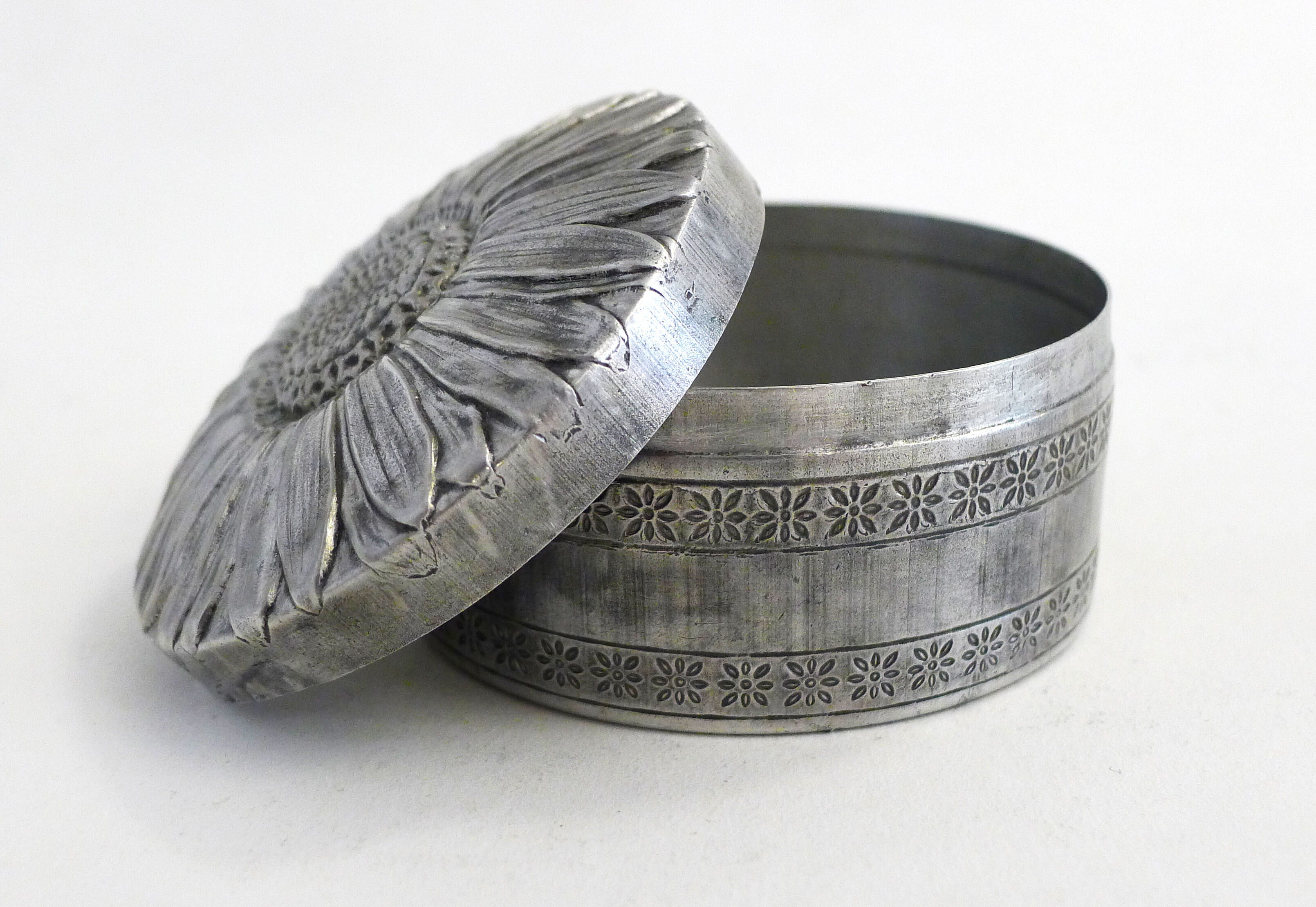 Marguerite round box, made of metal