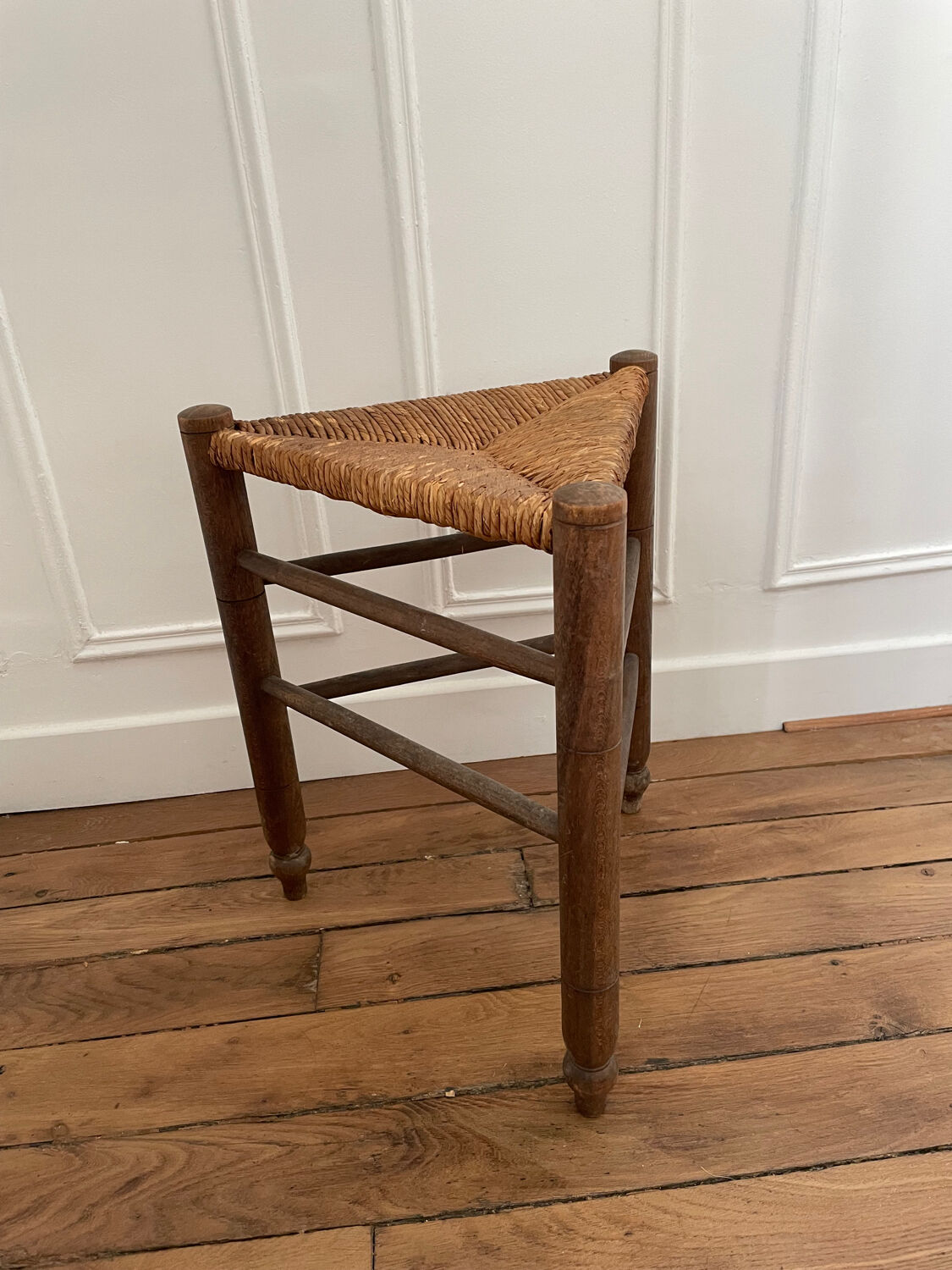 Tabouret tripode en paille