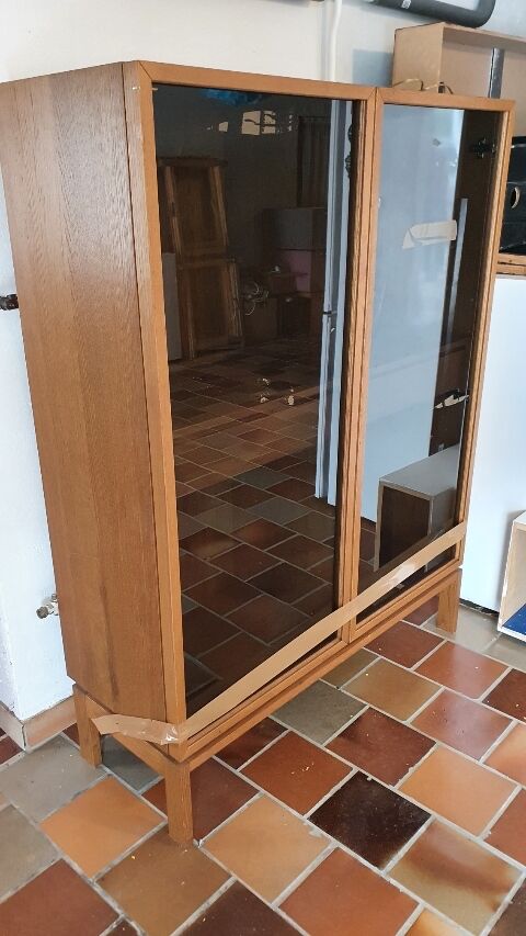 Meuble vitrine vaisselier en bois avec portes vitrées fumées