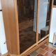 Meuble vitrine vaisselier en bois avec portes vitrées fumées