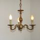 Chandelier en bronze à 3 lumières de style baroque vintage français avec des détails floraux.