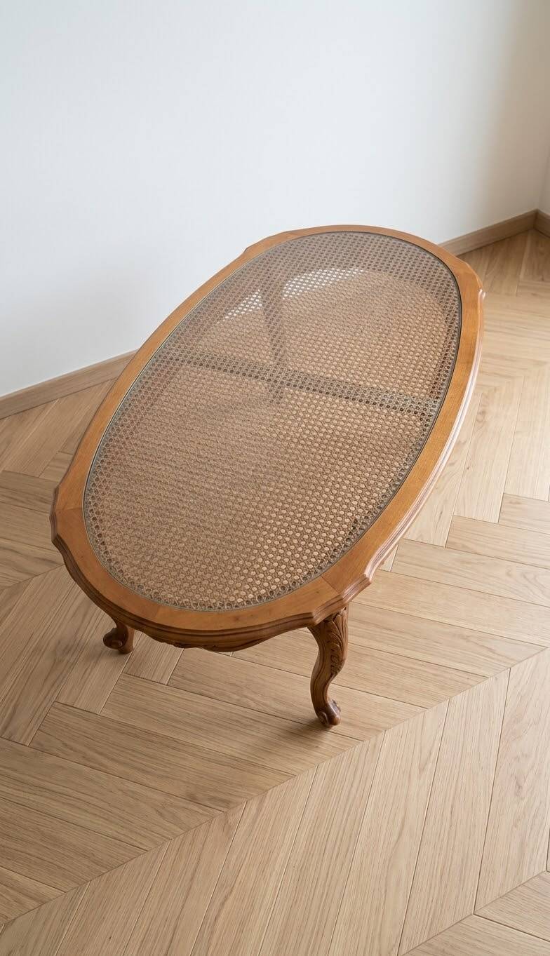 Cherry wood coffee table in Louis XV style  
Glass top  
Dimensions: 115*63 cm