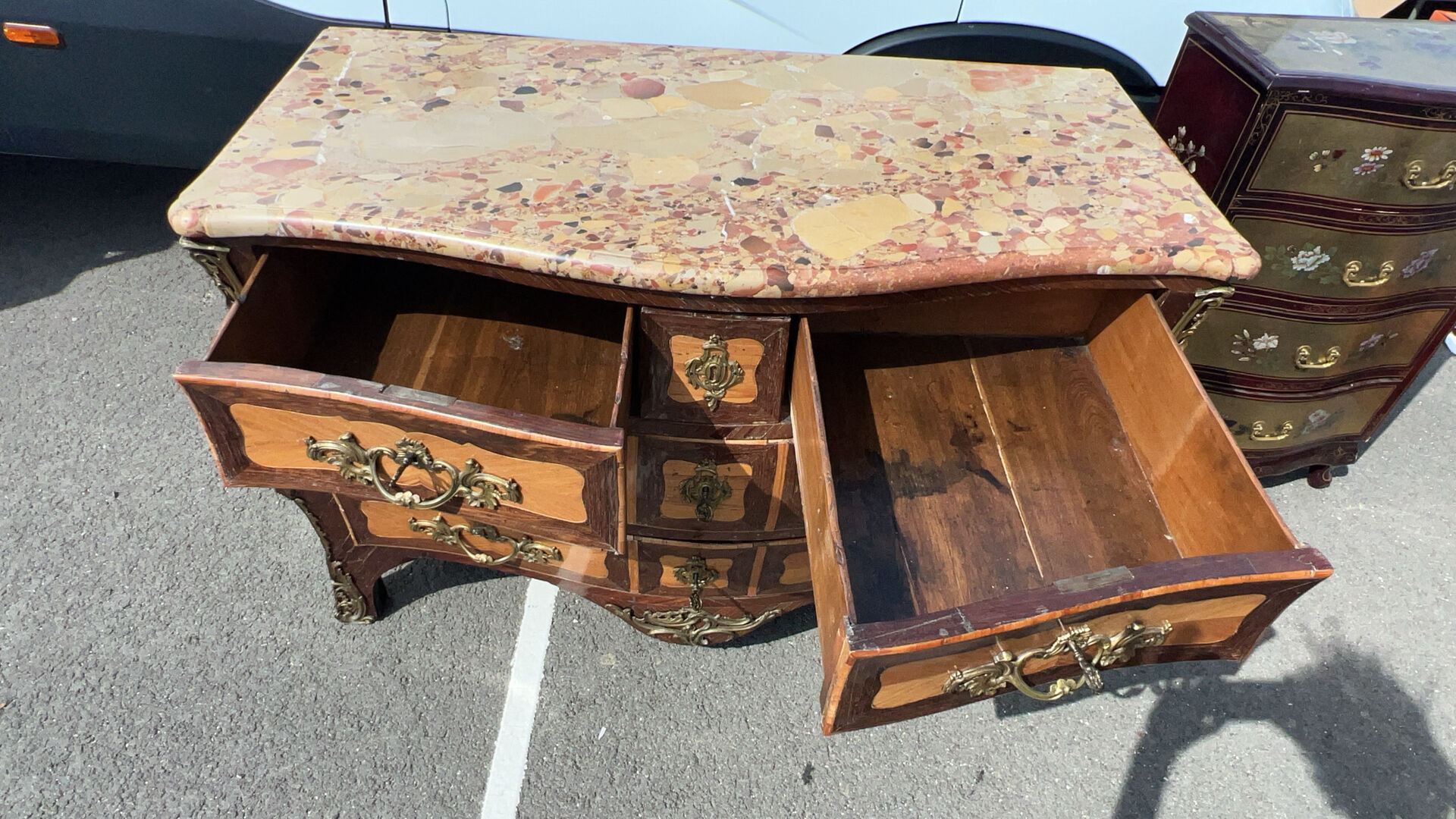 Commode tombeau Louis XV en marqueterie et marbre fin XIXe siècle
