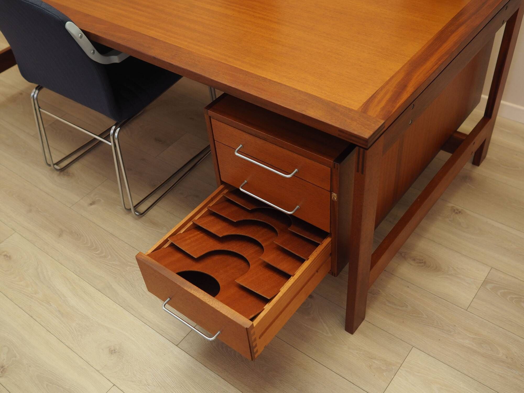 Bureau en teck par Jensen & Valeur pour Munch, Danemark, années 1960.