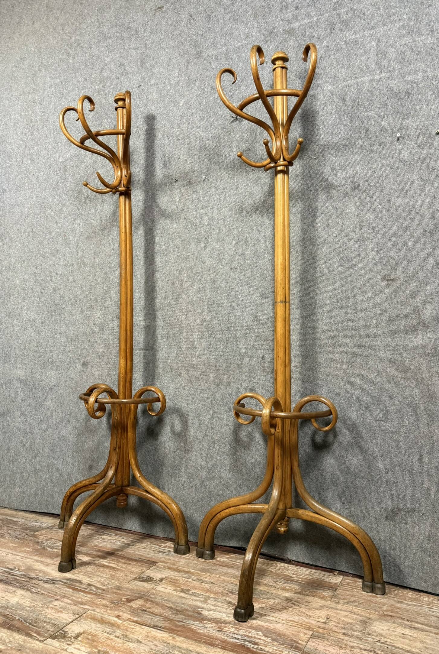 Thonet: pair of parrot coat racks in the shape of a "half-moon"