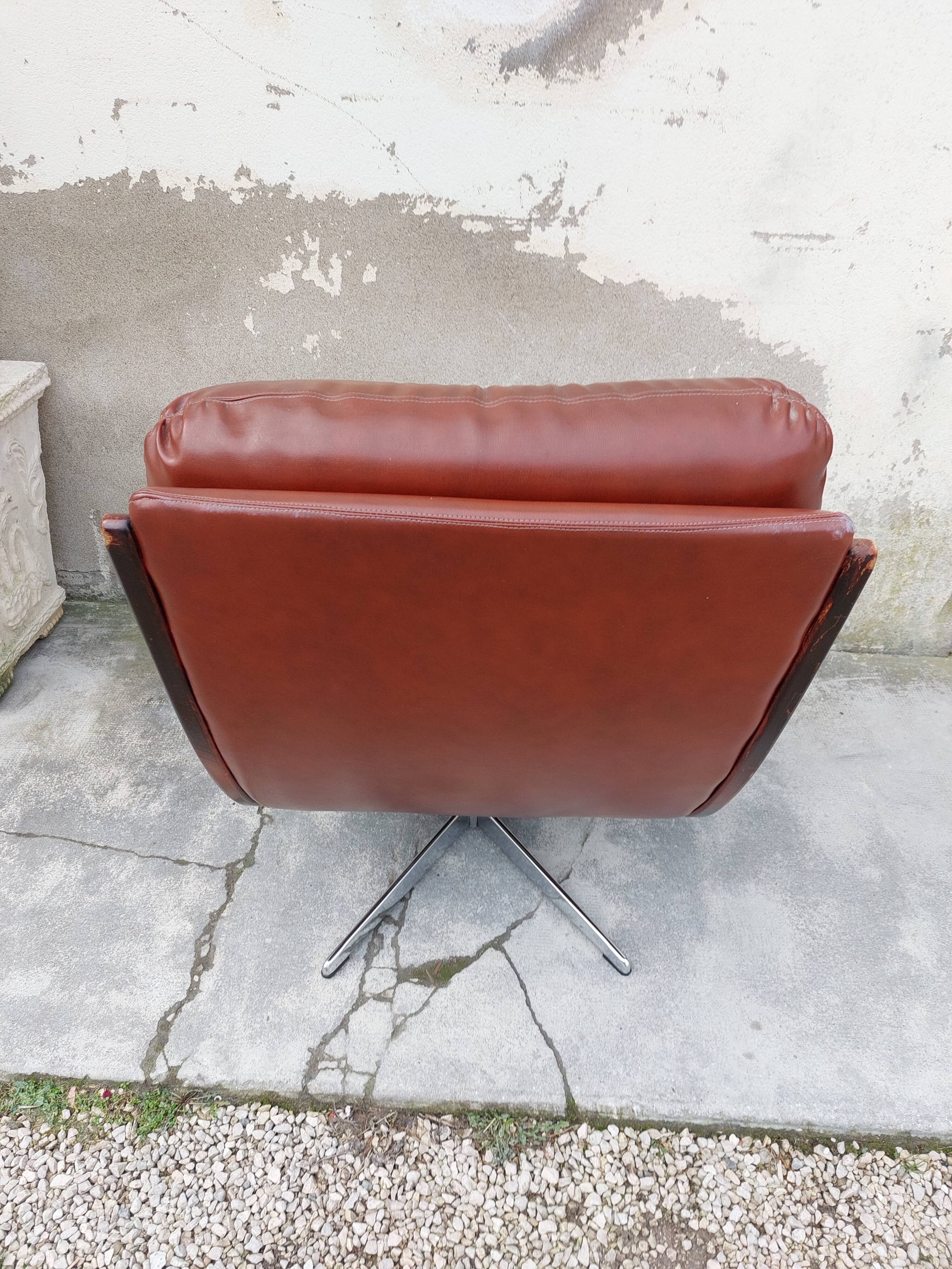 Rotating armchair in vintage skaî 1970