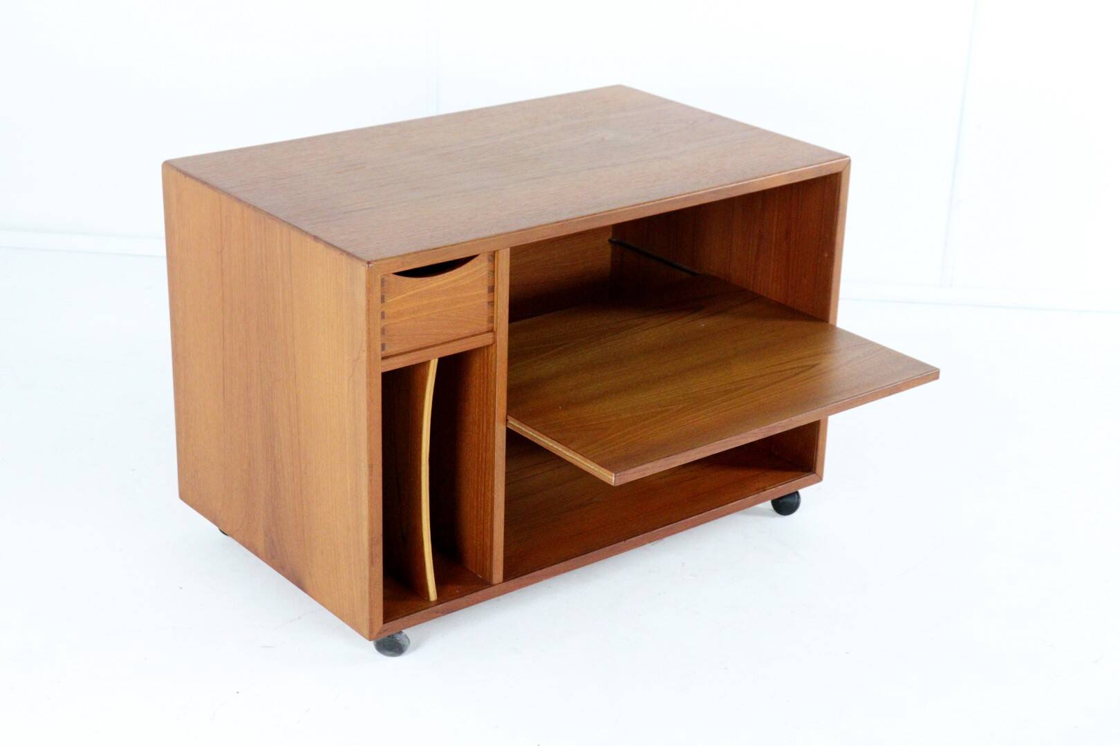 Vintage Dyrlund teak audio cabinet 'Glämmel'