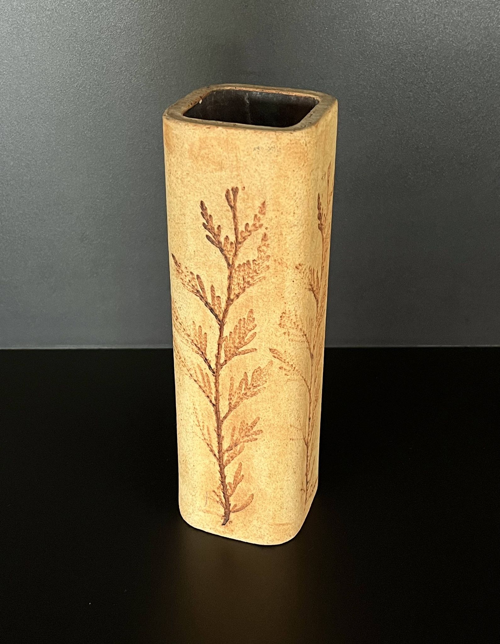 Vase en grès à décor d'herbier par Raymonde Leduc, Vallauris années 60