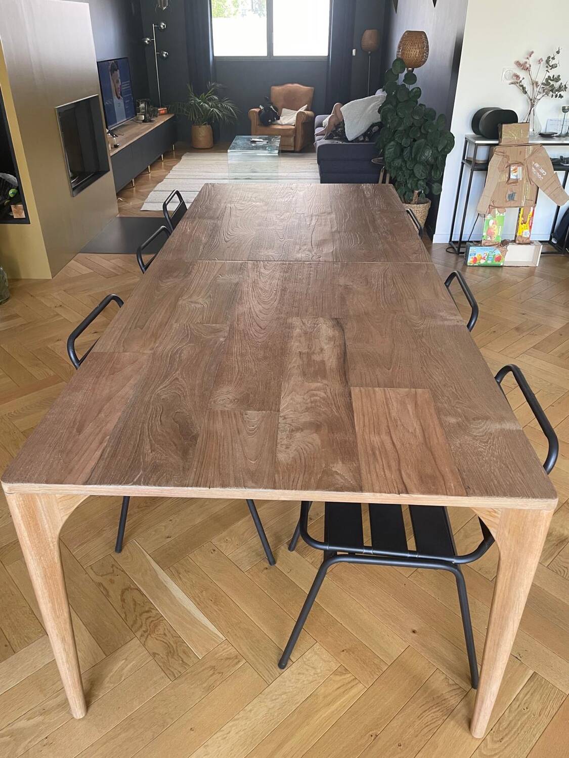 Beautiful extendable teak dining table. It is brand new (purchased