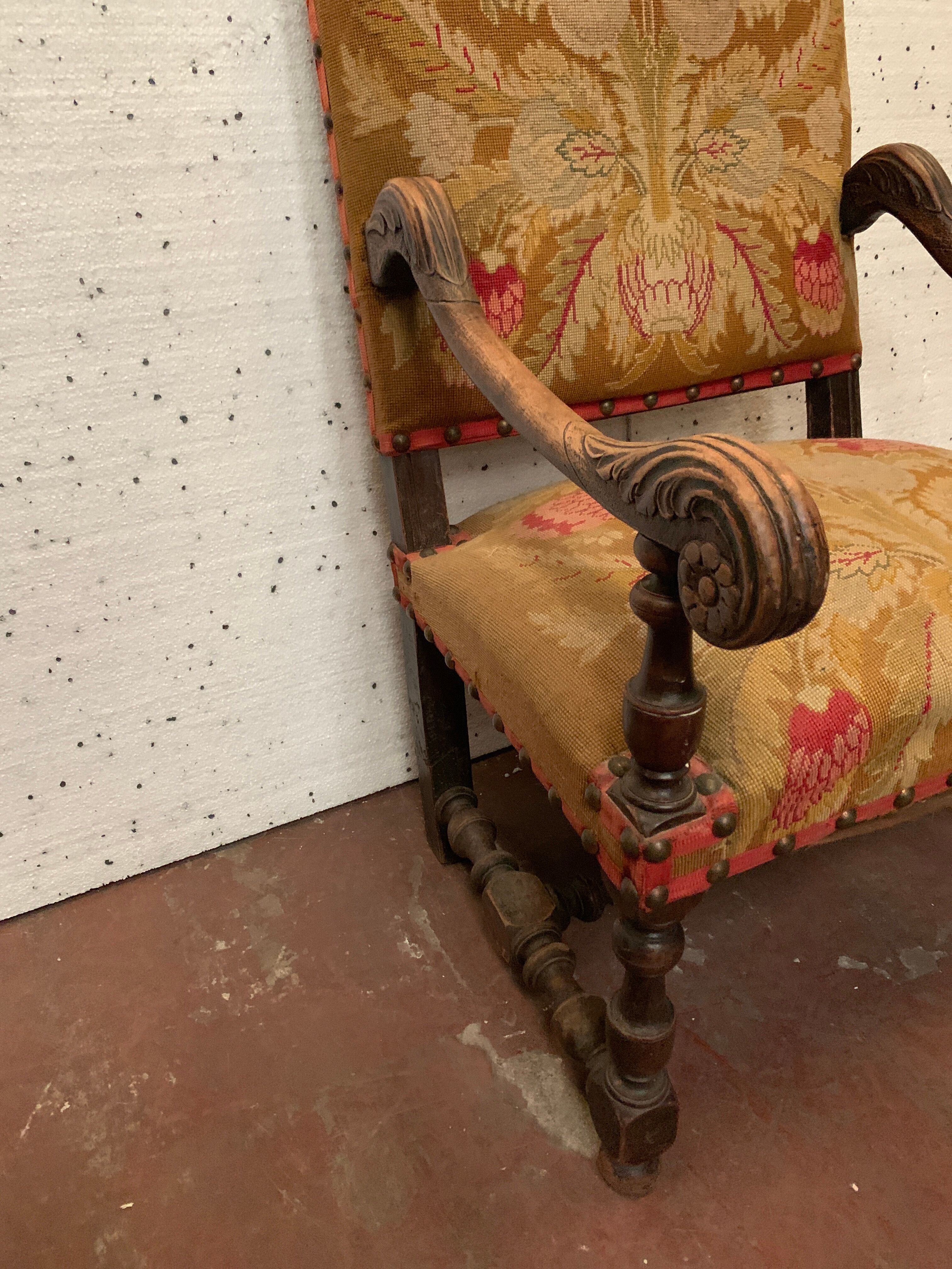 Fauteuil de style louis xiii en noyer massif xx siècle