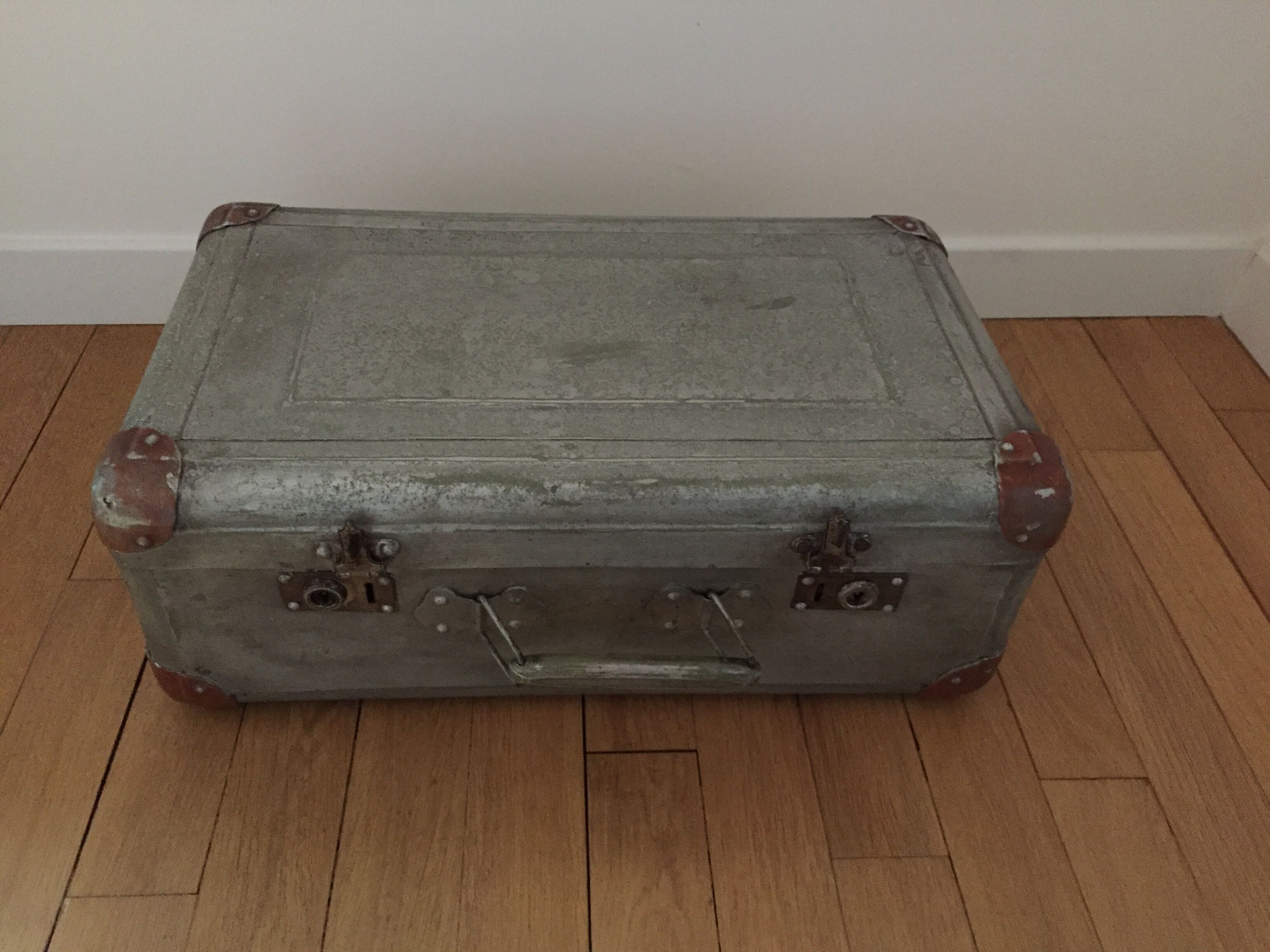 Valise en aluminium vintage