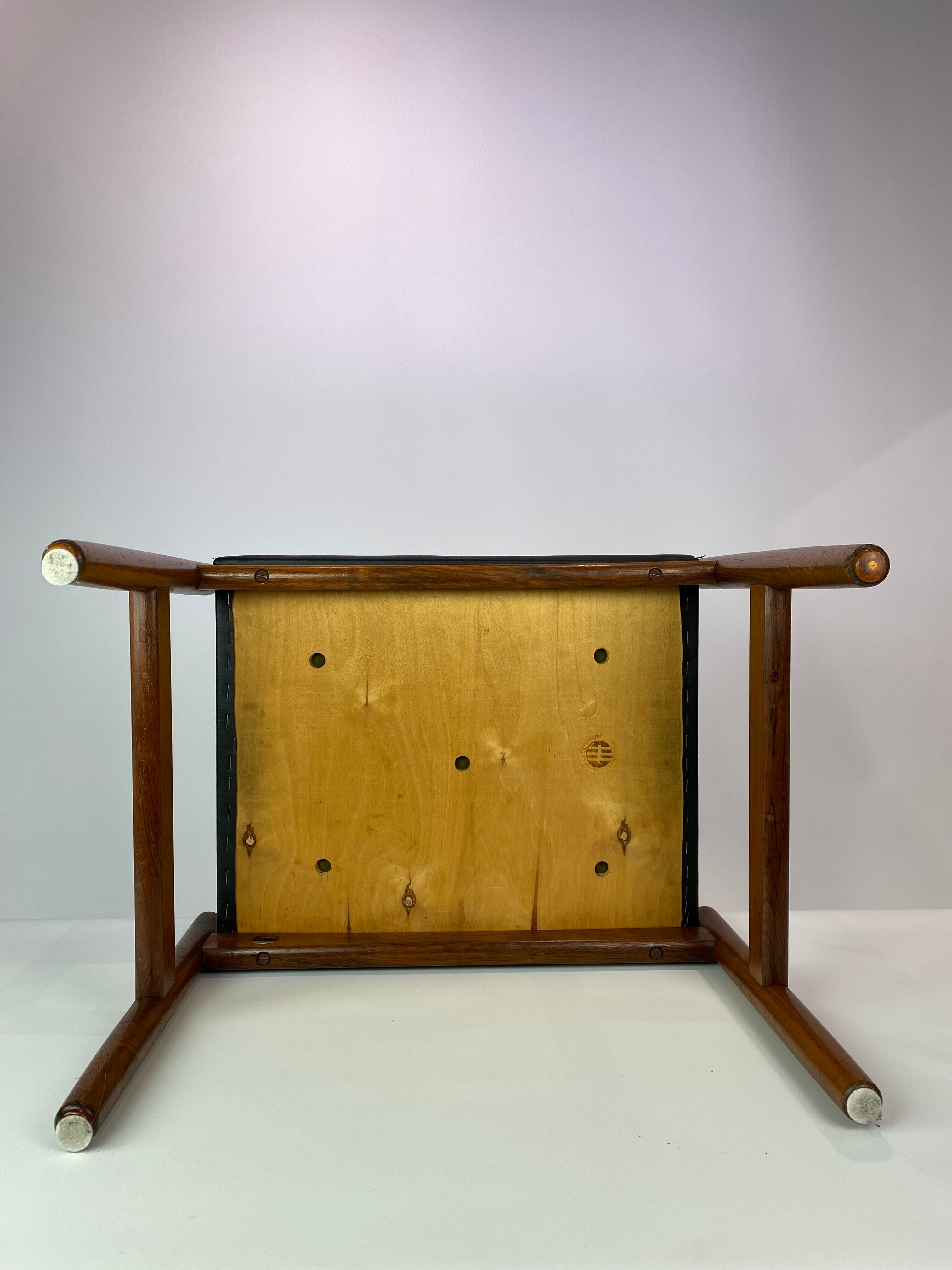 Tabouret en cuir noir et palissandre, de design danois fabriqué par Spøstrup Furniture, années 1960