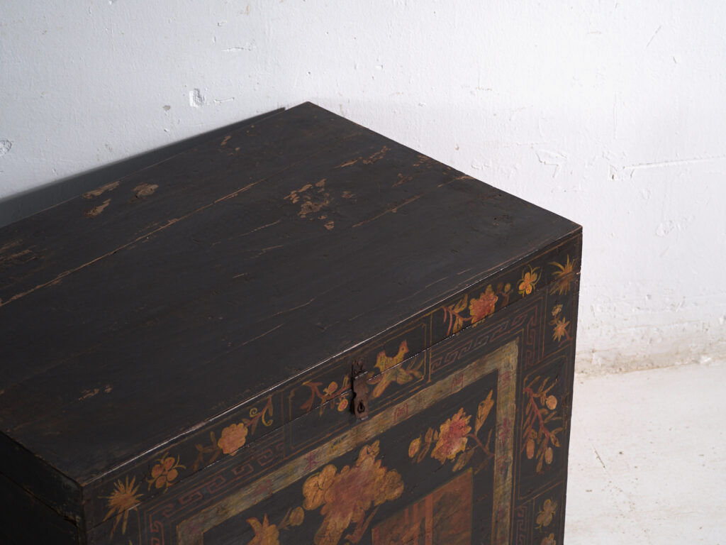 Coffre ancien peint en bois de pin – Chine, vers 1900