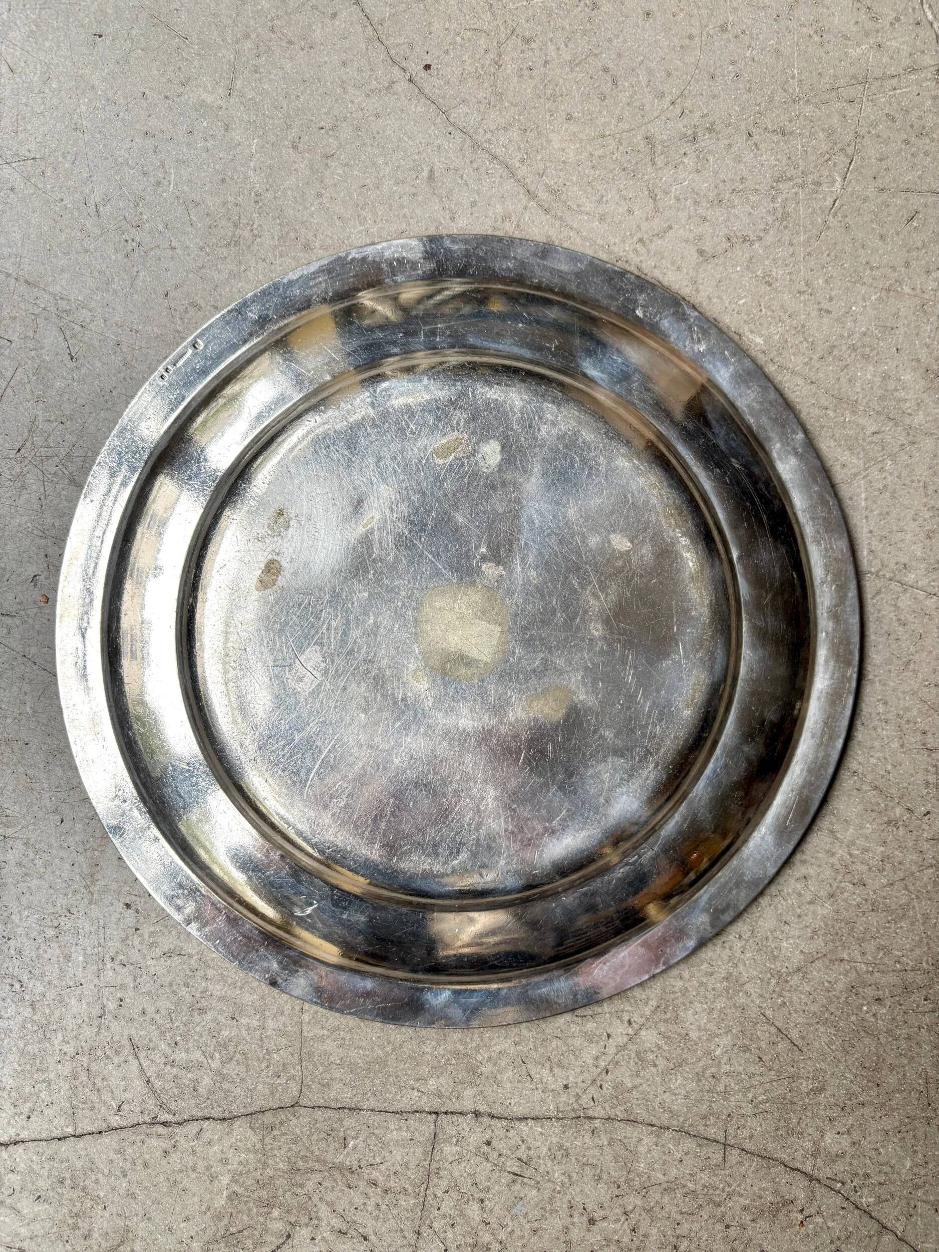 Round silver-plated metal dish monogrammed "MR"
