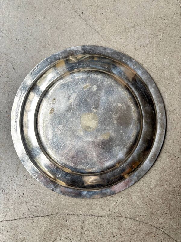 Plat rond en métal argenté monogrammé ''MR
