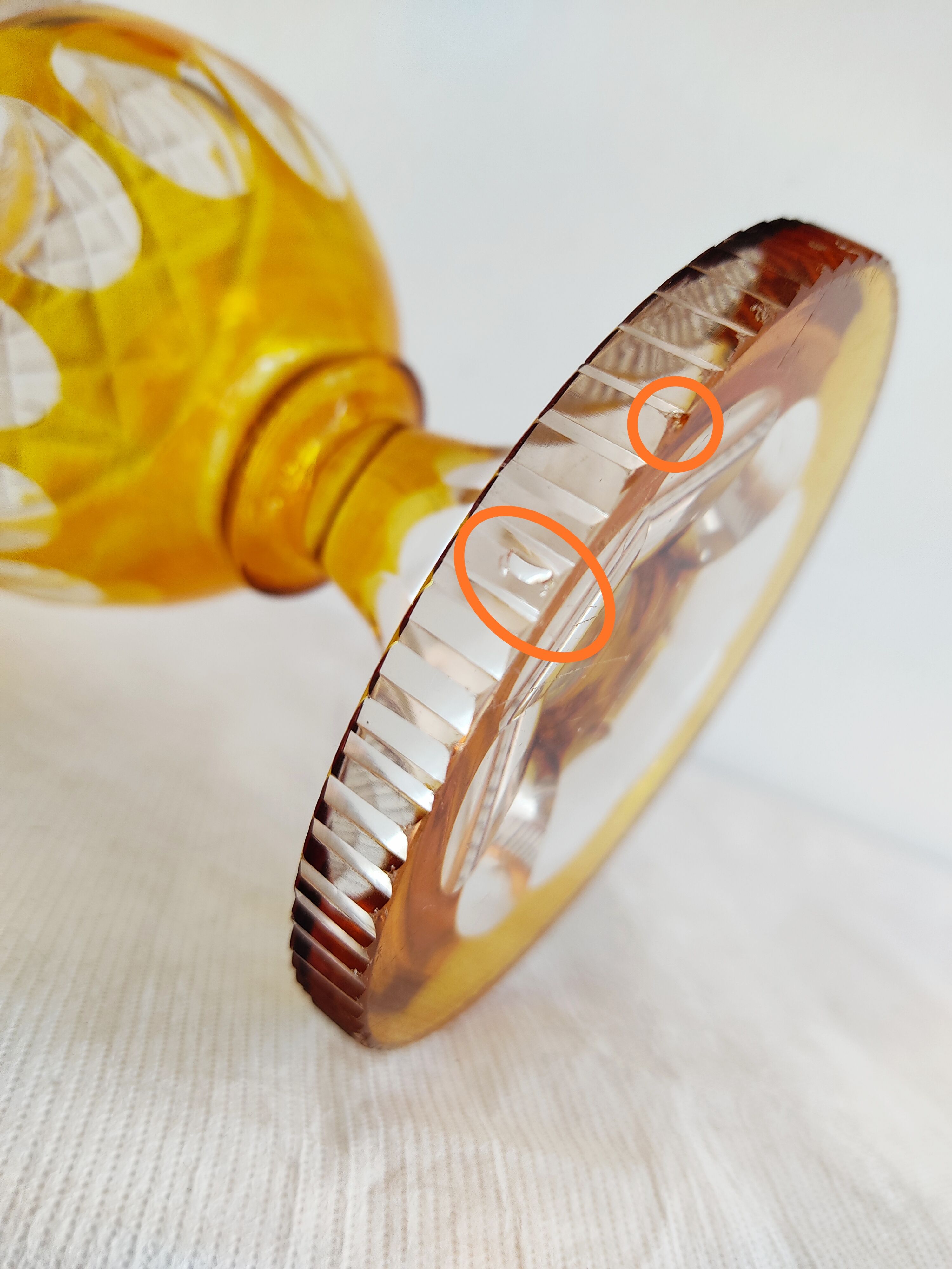 Vase verre doublé jaune fleurs incisées