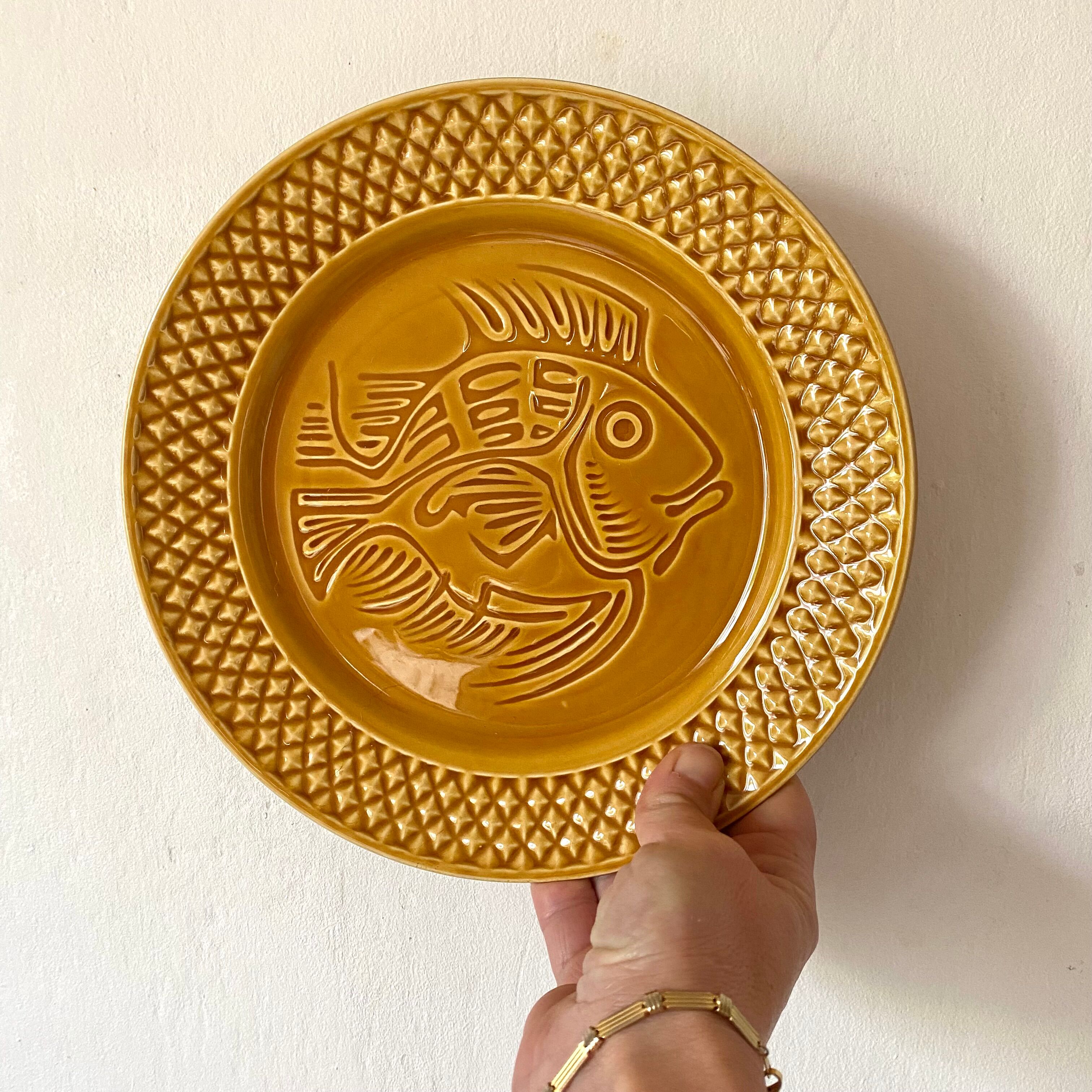 Flat plates in ceramic fish