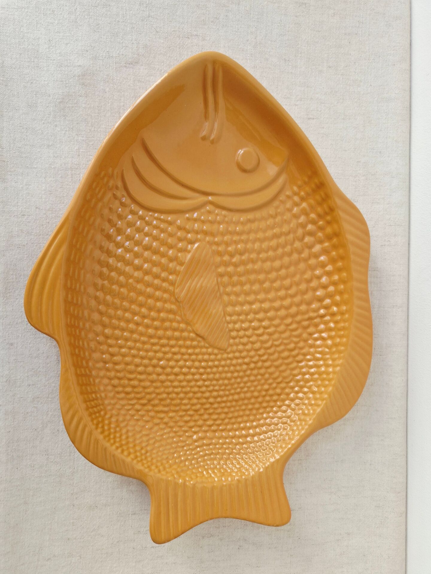 Plat vintage en barbotine poisson