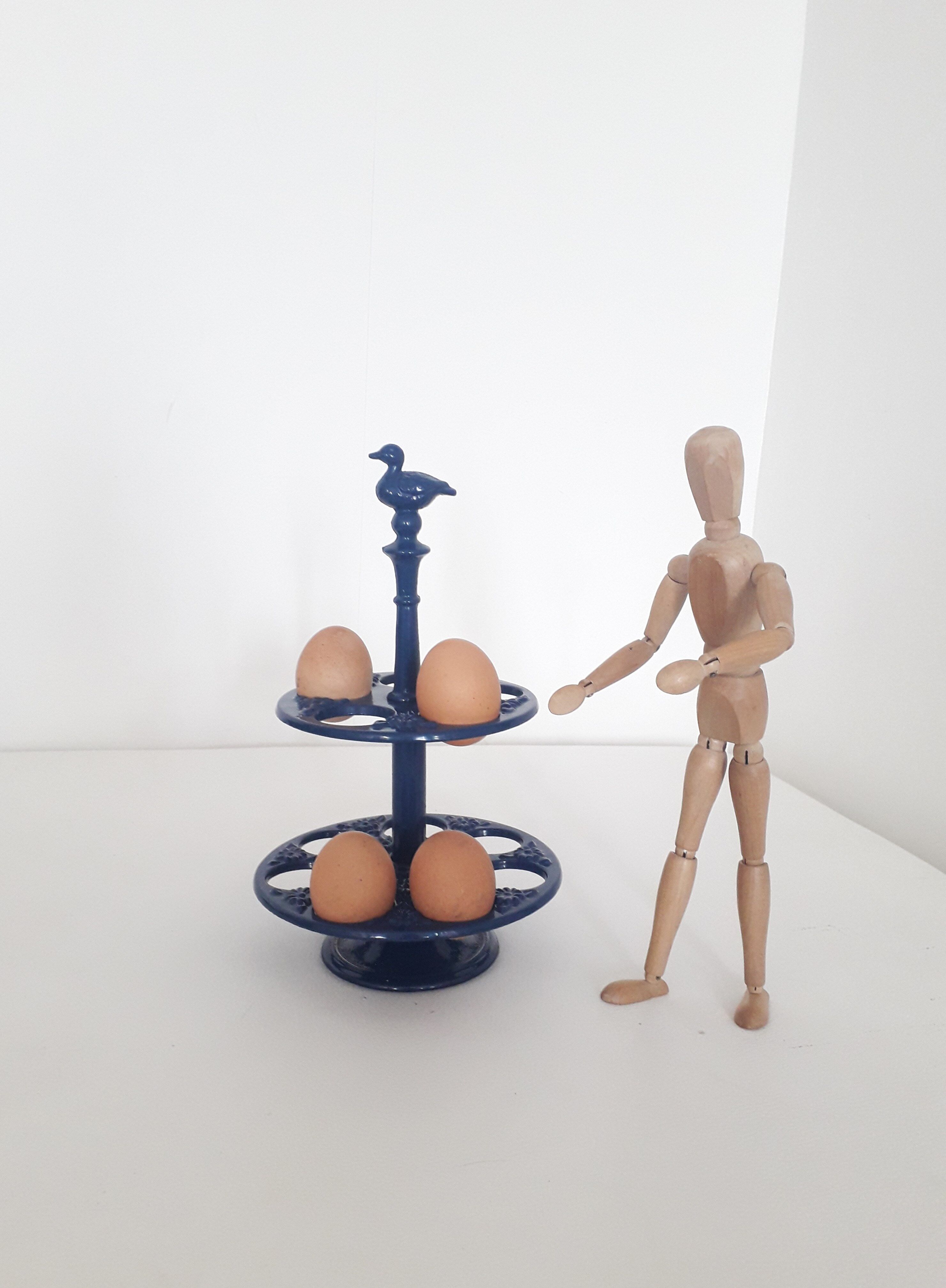 Vintage egg holder - Midnight blue enamelled cast iron - 1960