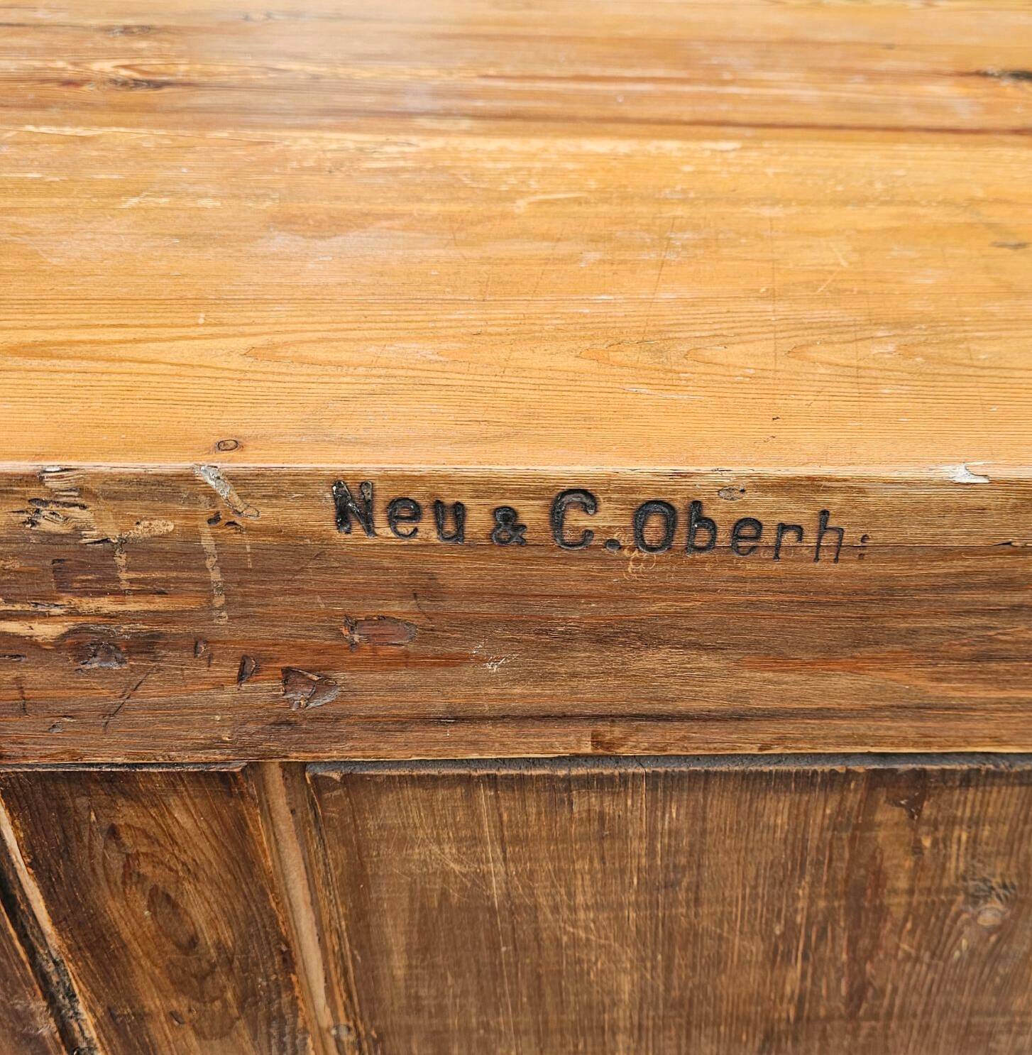 Commode en pin massif vers 1900 / marquée / NEU & C. OBERH