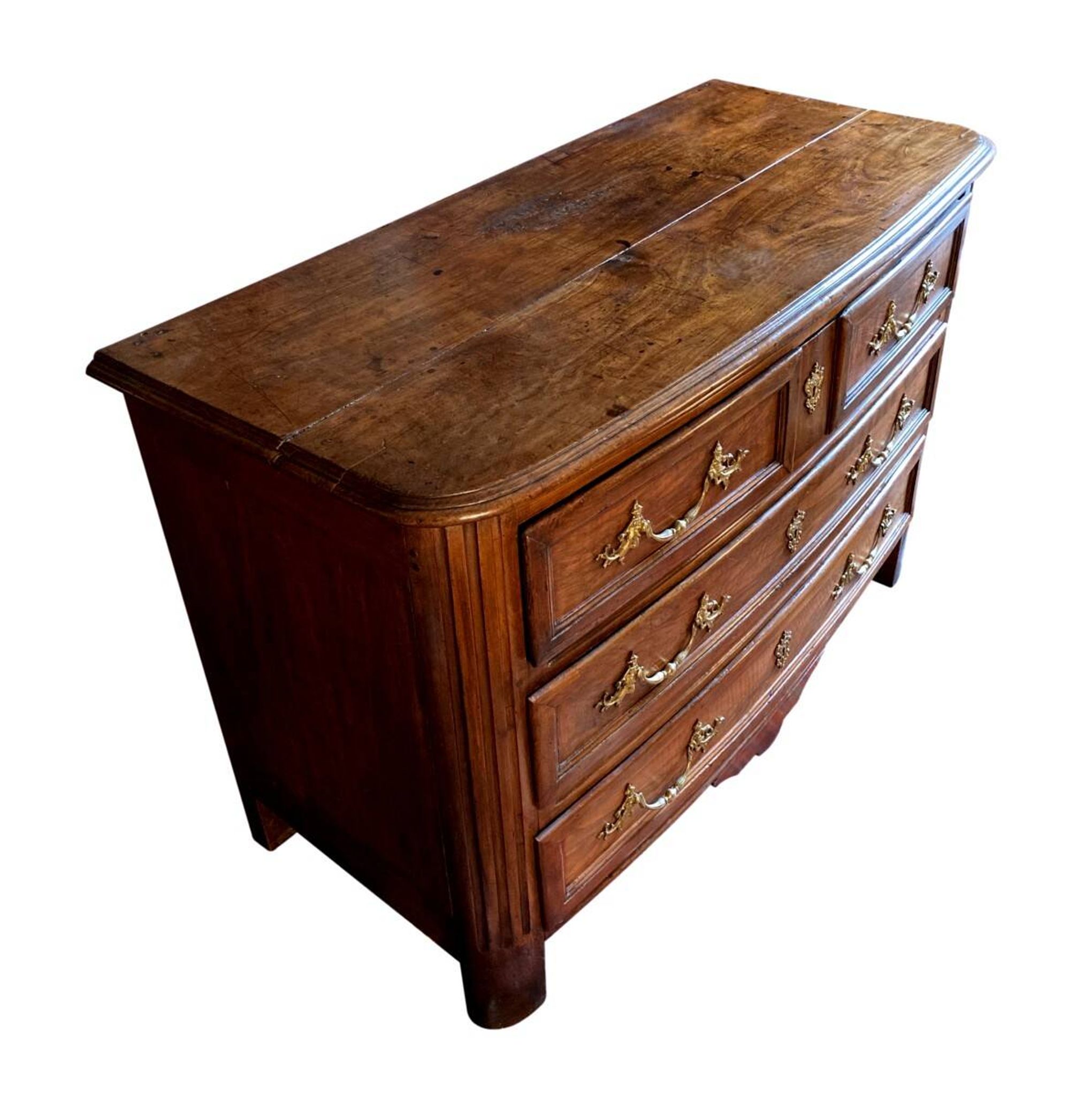 Commode en noyer Régence poignées aux chinois XVIIIe siècle