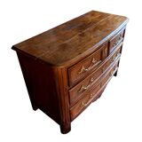 Commode en noyer Régence poignées aux chinois XVIIIe siècle