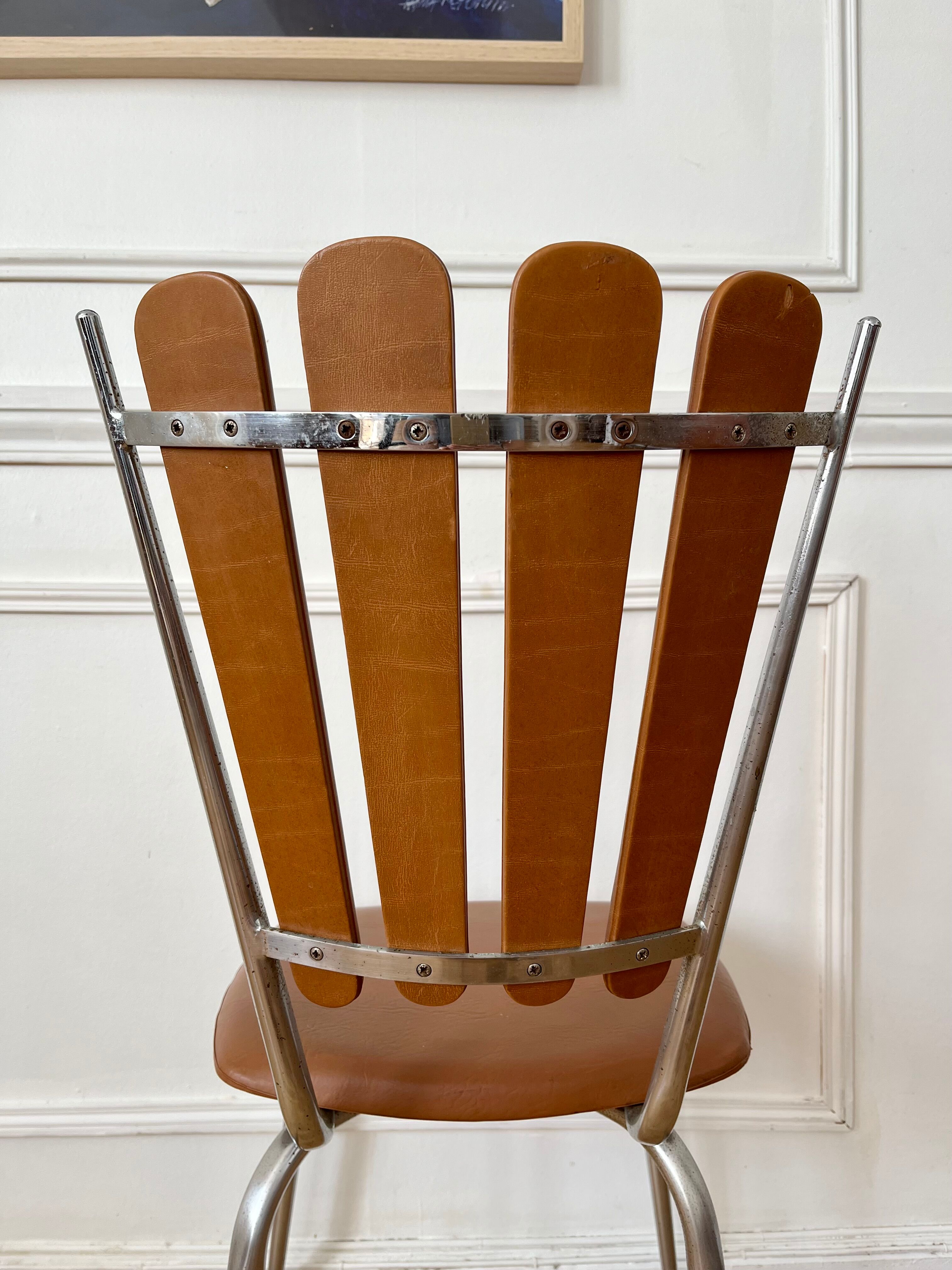 Flower petal chair in brown Skaï