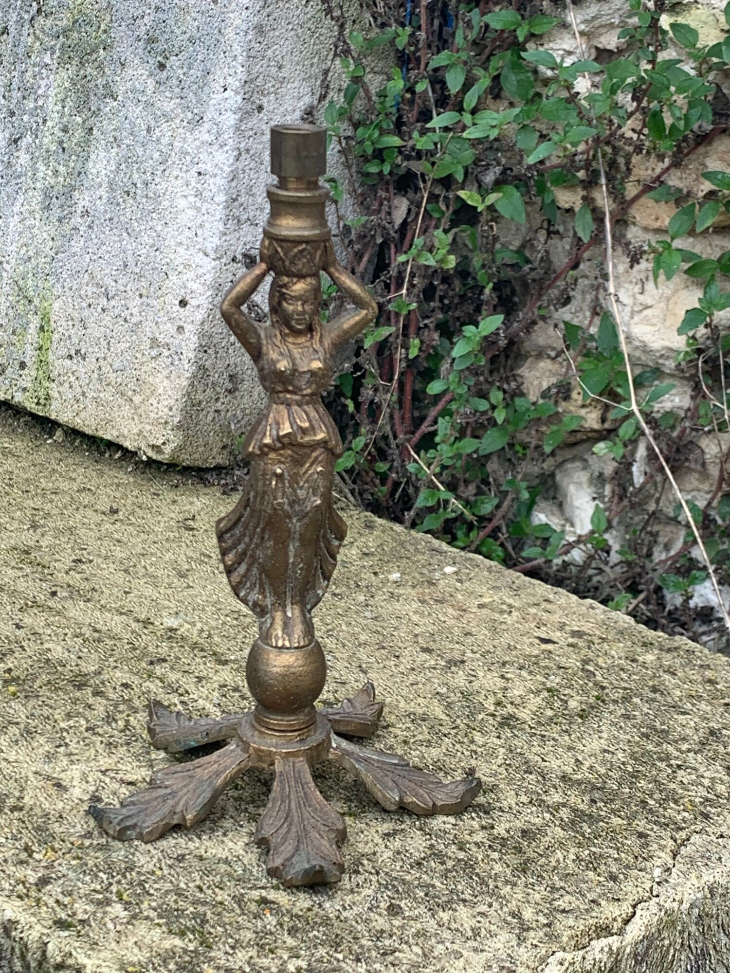 Foot of lamp statuette woman in regulates art deco