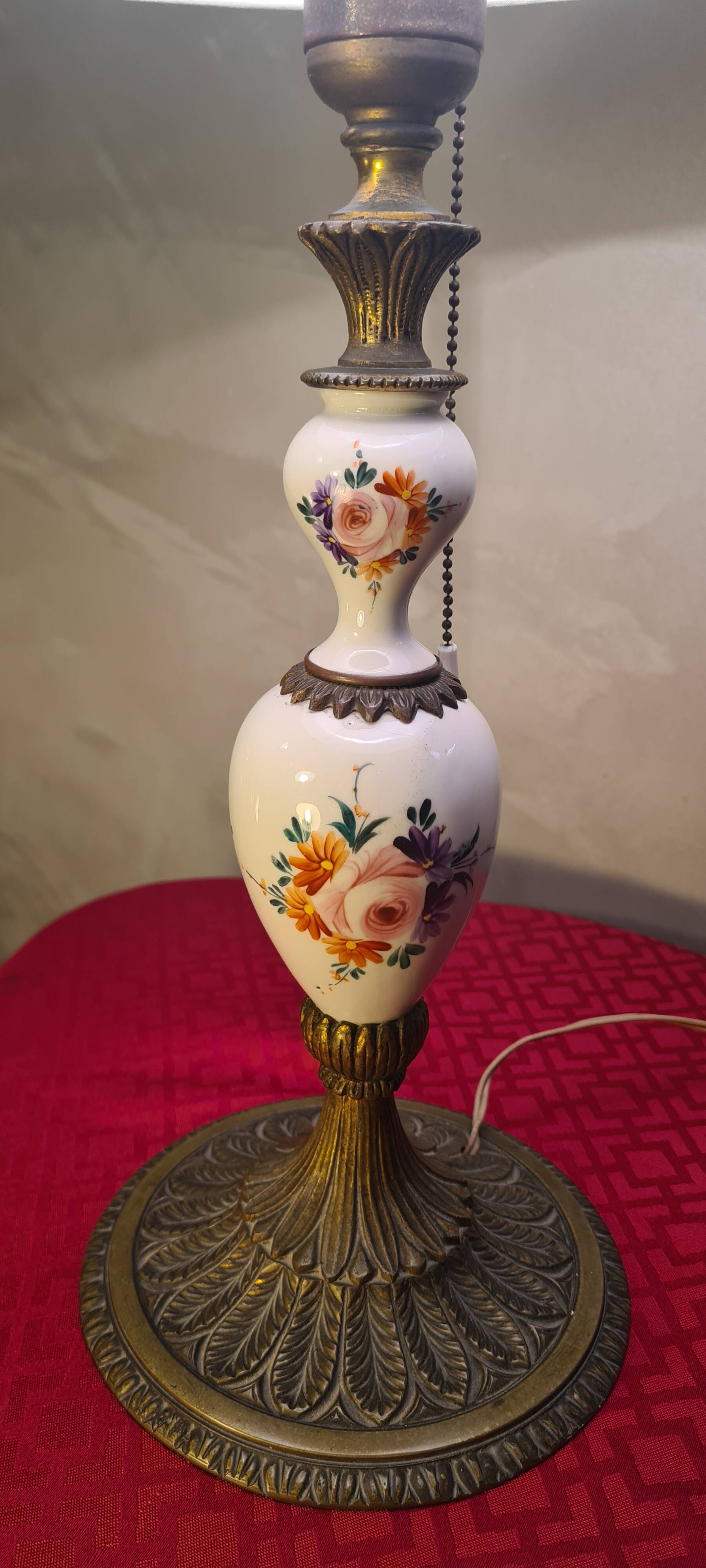 very elegant porcelain and bronze lamp, pull cord switch 50x30 very good e