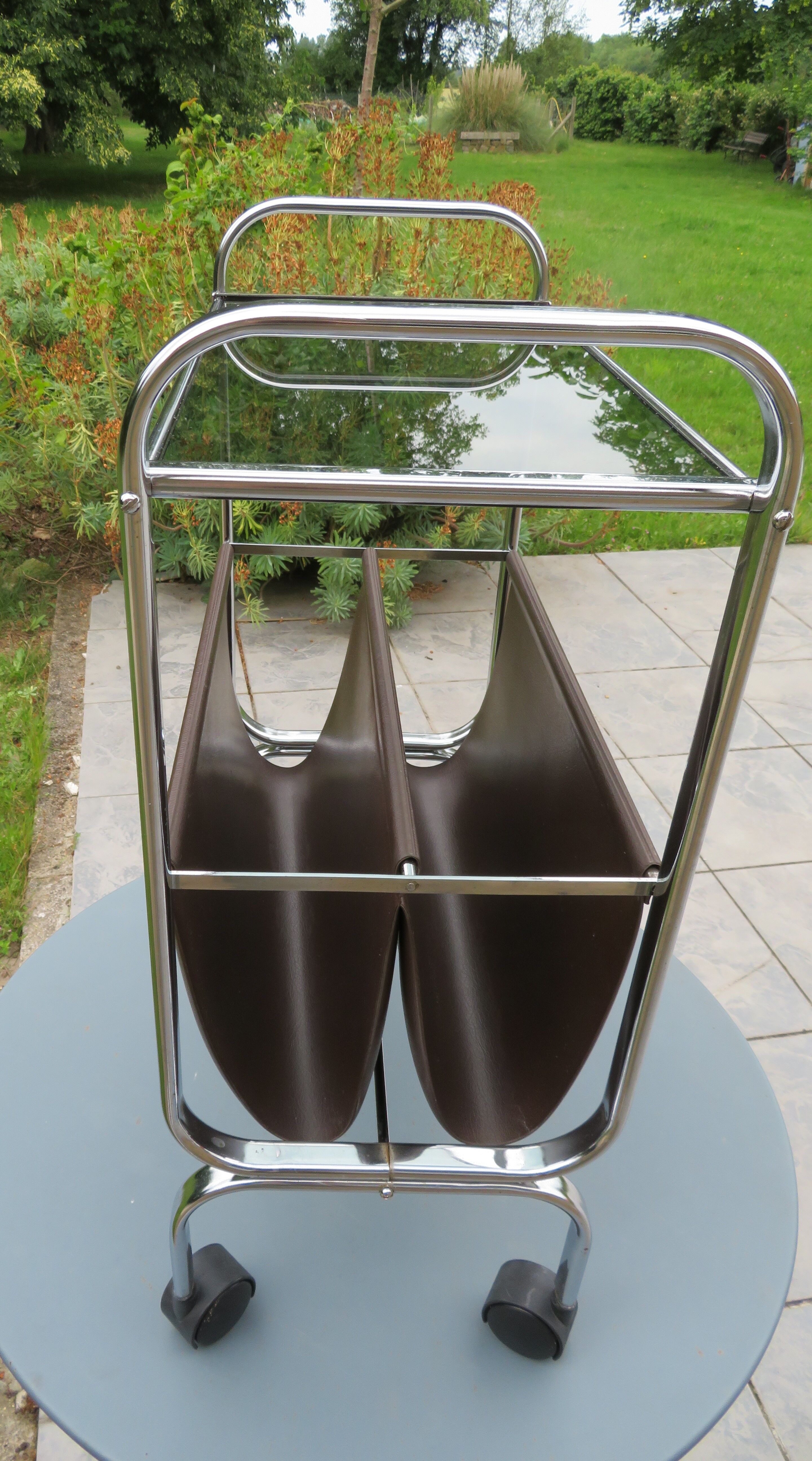 Porte-revue chrome et cuir avec tablette en verre