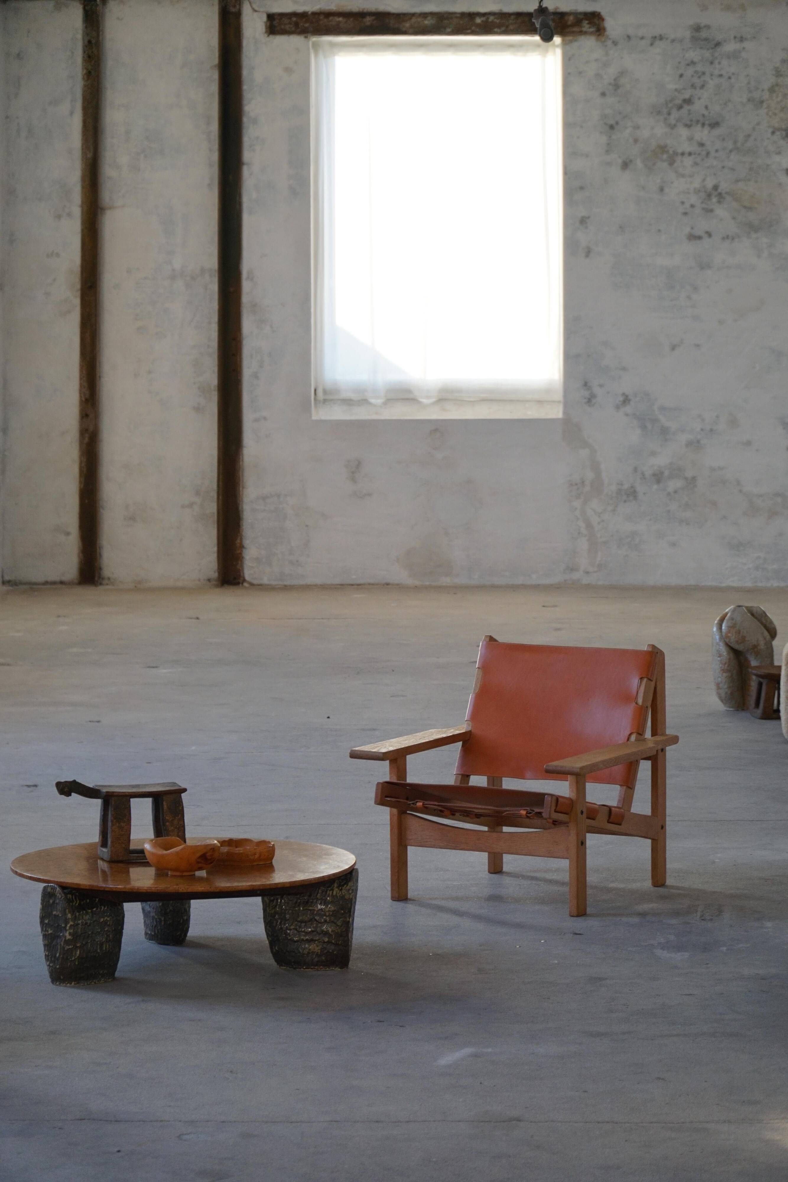 Pair of oak and leather hunting chairs by Kurt Østervig, modern Danish style from the 1960s.
