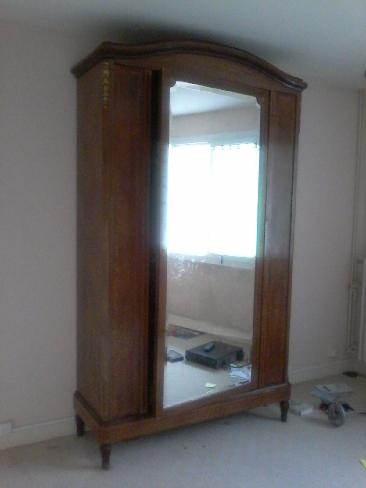 Wardrobe with one door