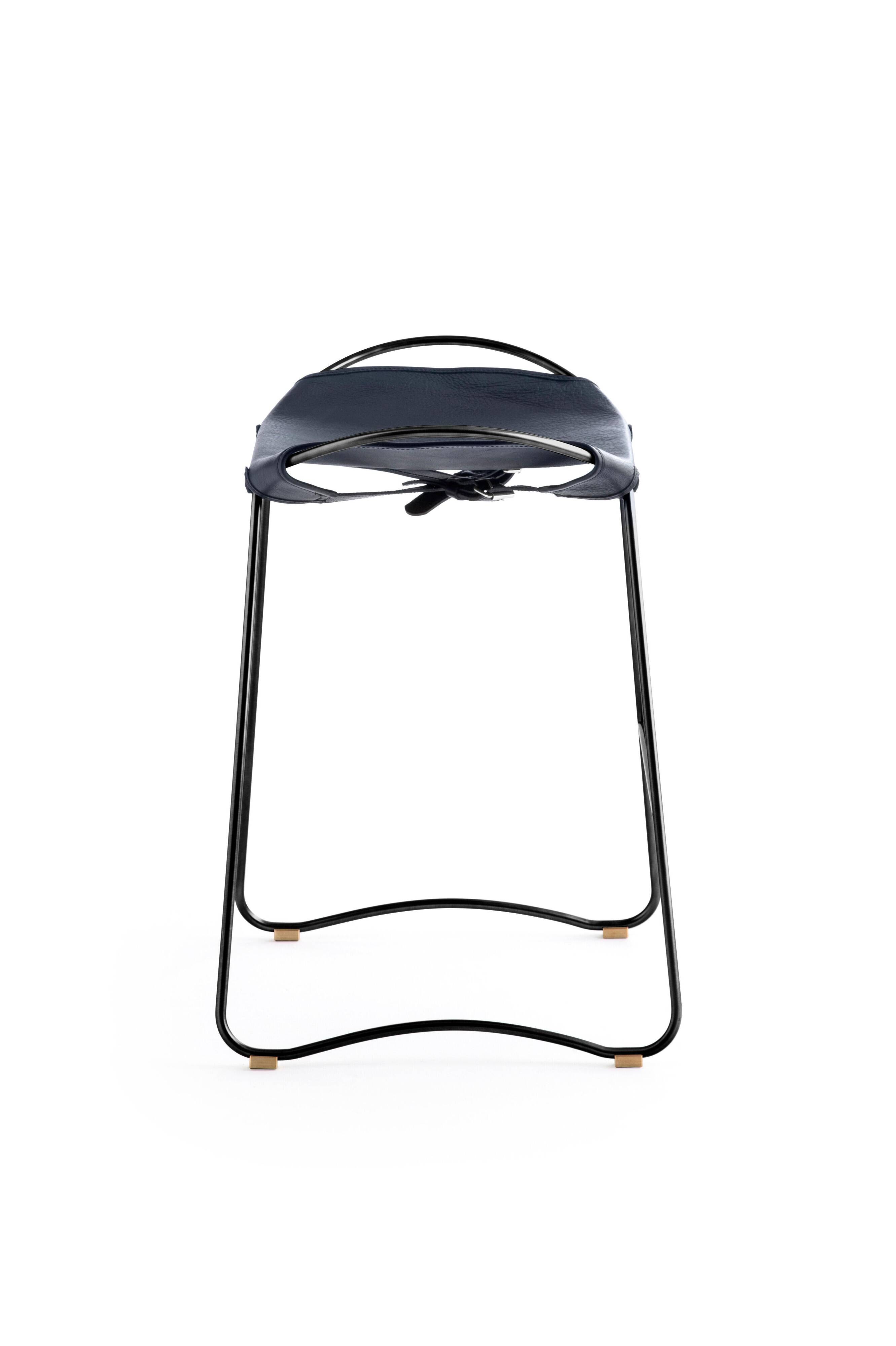 Tabouret de bar de cuisine contemporain en métal noir fumé et cuir bleu marine.