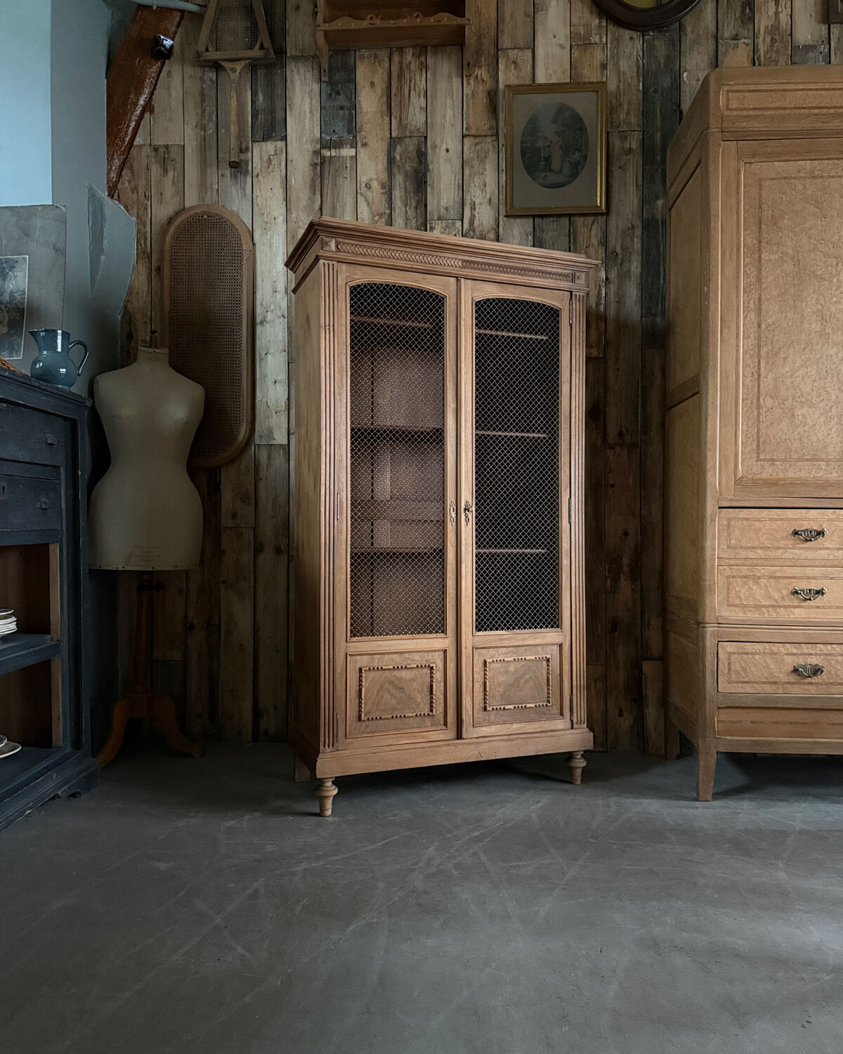 Old library with grilles (renovated)