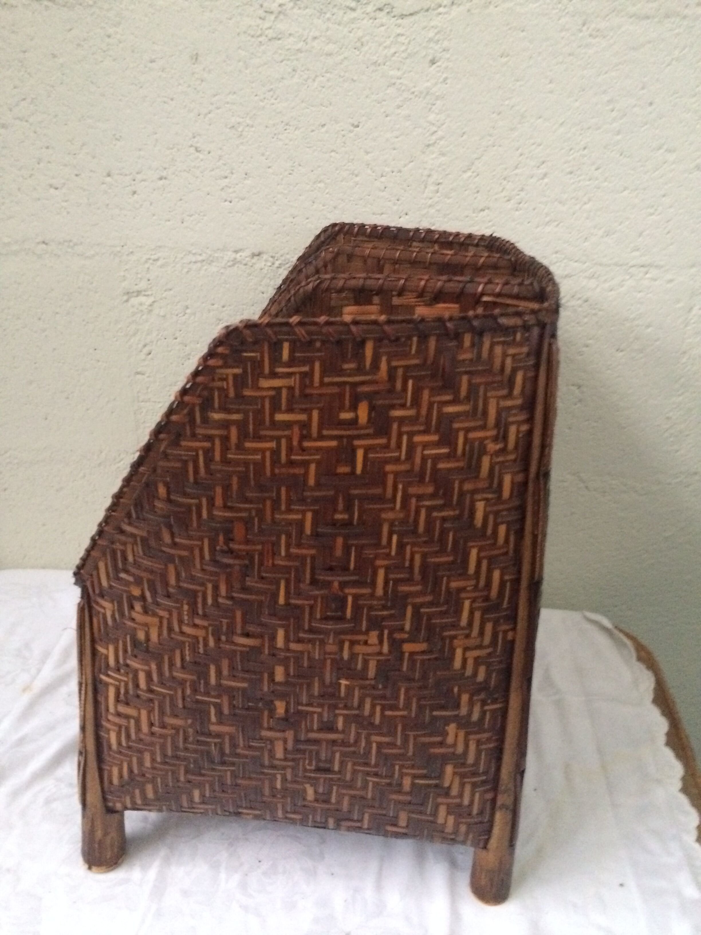 Put documents in two-tone braided bamboo 3 compartments vintage 1970