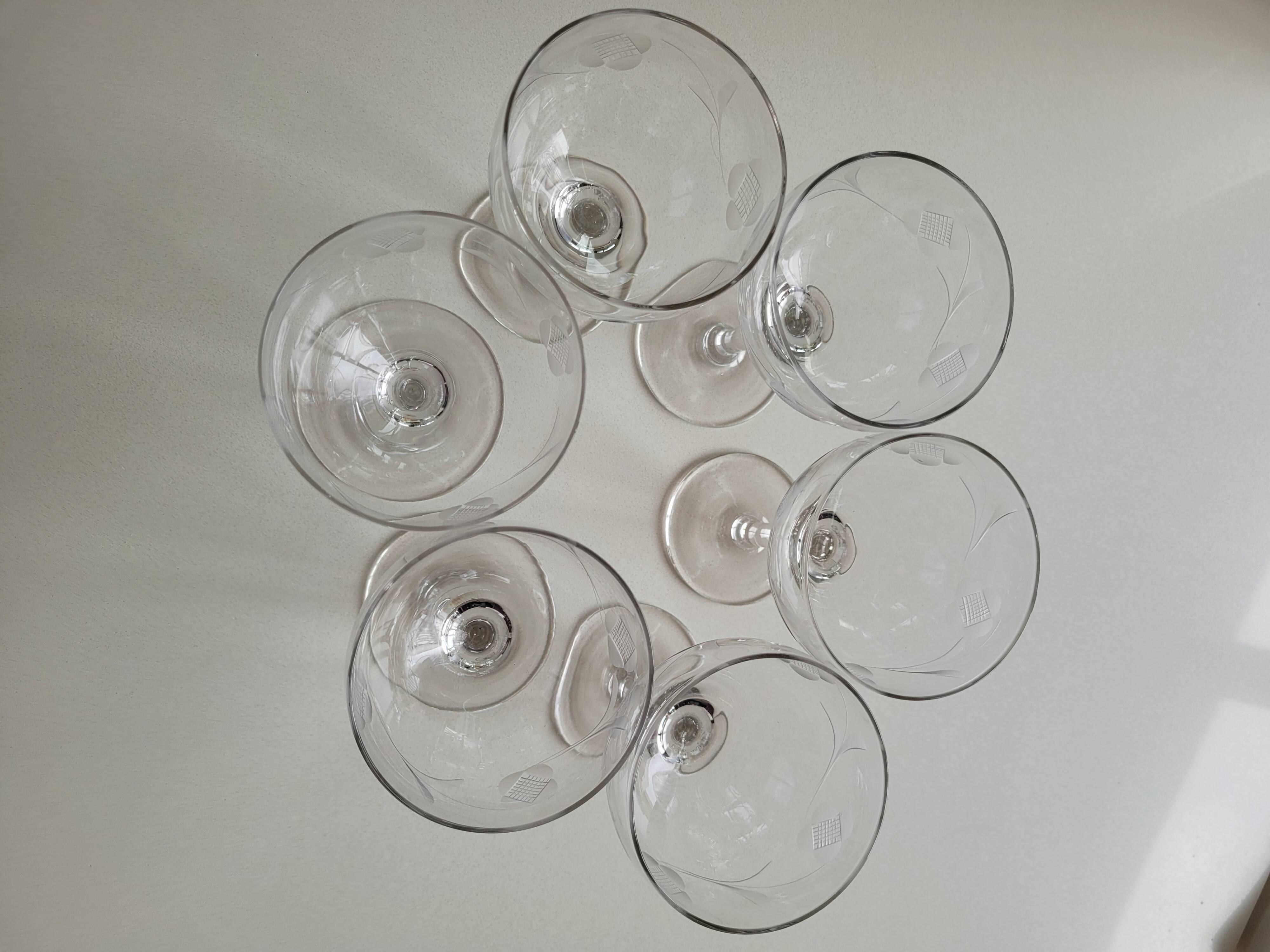 Set of 6 stemmed glasses
