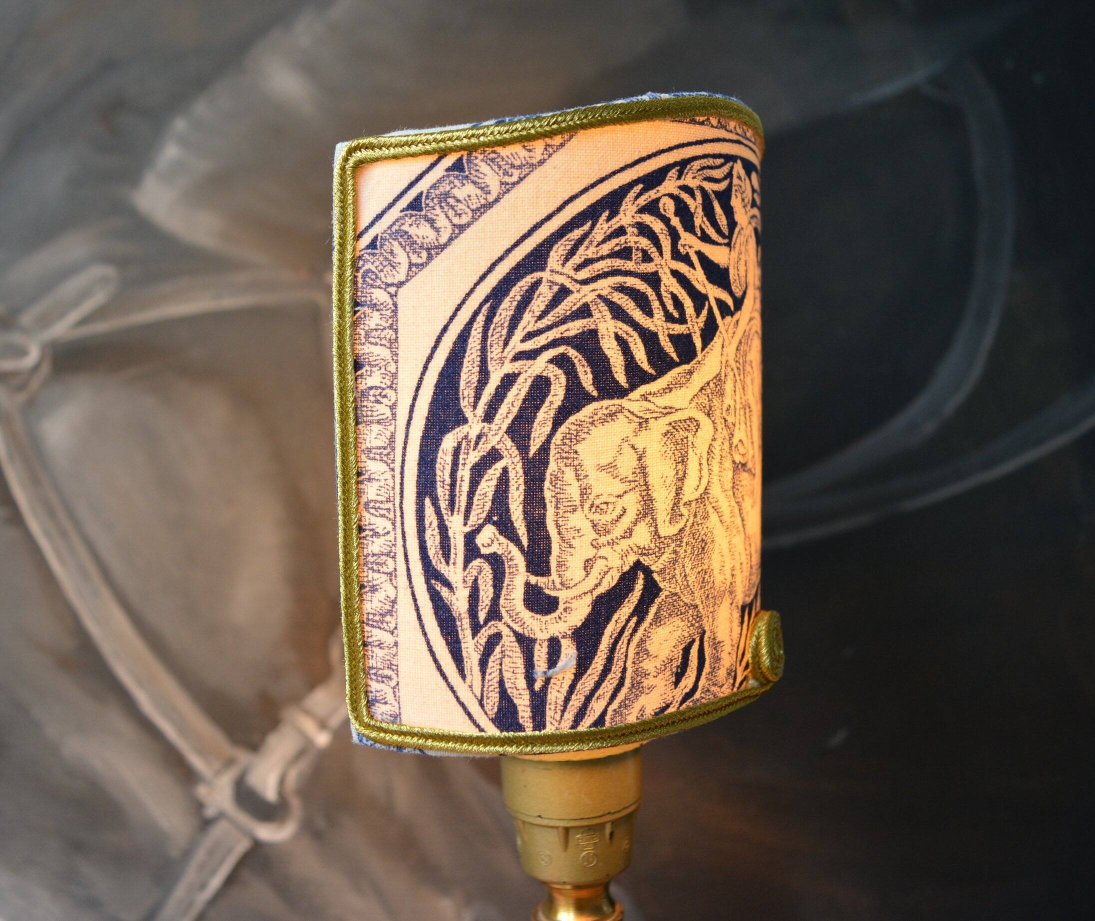 Clip-on lampshade, blue toile de Jouy